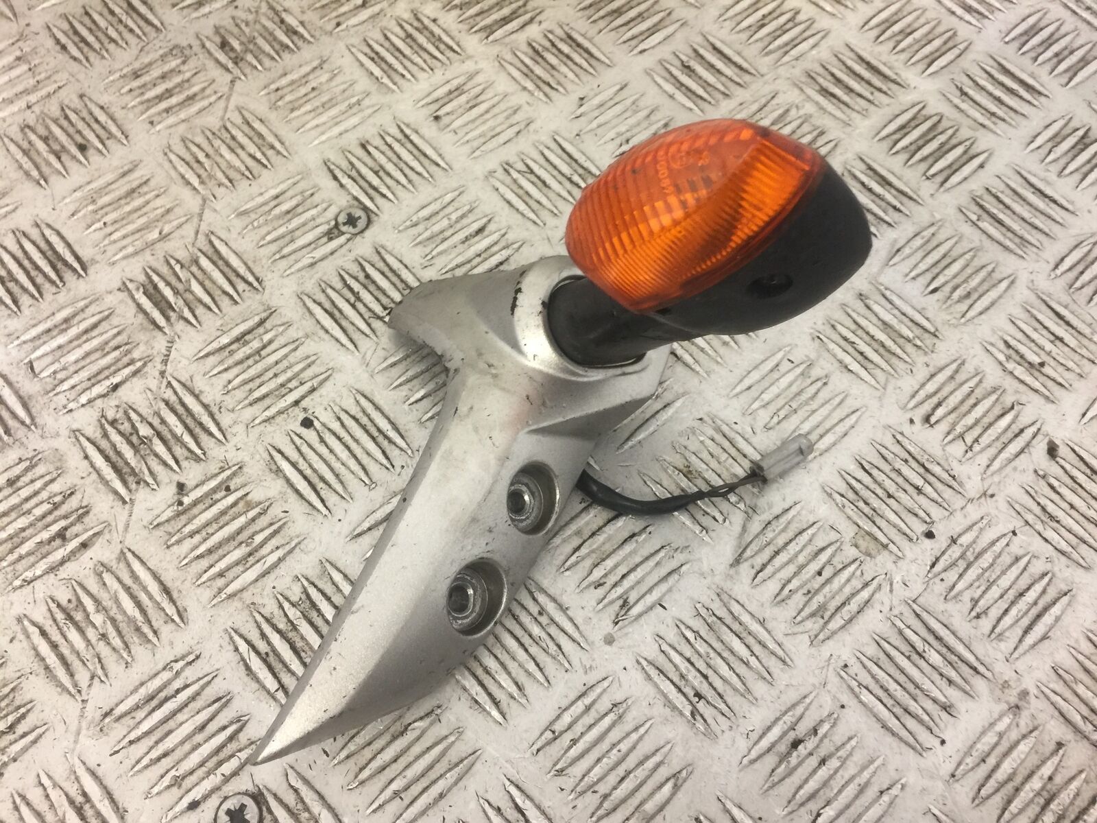 YAMAHA FZ6 LEFT INDICATOR AND BRACKET  YEAR 2005  (STOCK 589)