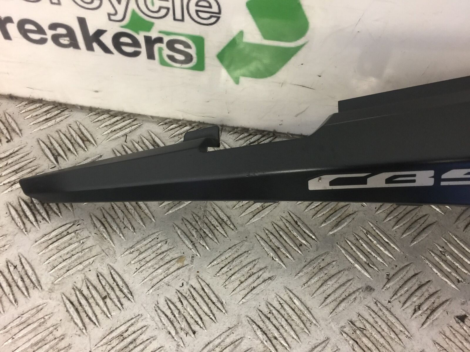 HONDA CB500X CB 500X RIGHT SEAT PANEL  YEAR 2014 (STOCK 384)