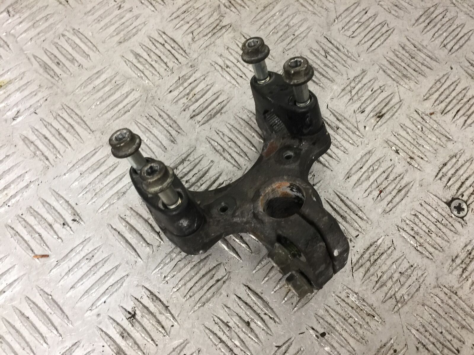 SUZUKI AN 250 BURGMAN HANDLEBAR CLAMP  YEAR 1999  (STOCK 881)