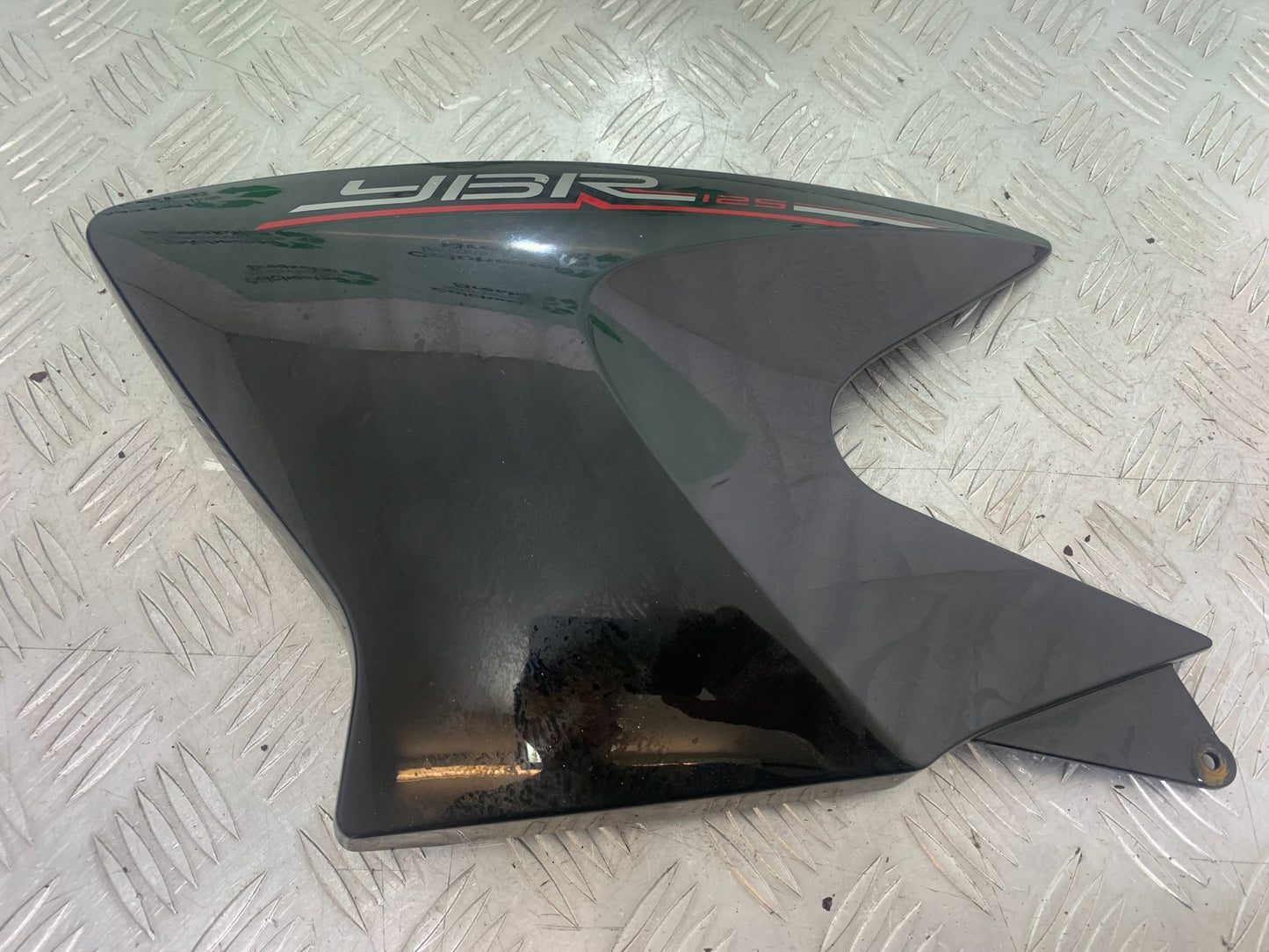 YAMAHA YBR125 YBR 125 LEFT TANK PANEL  YEAR 2010-2017 (CMB1163)
