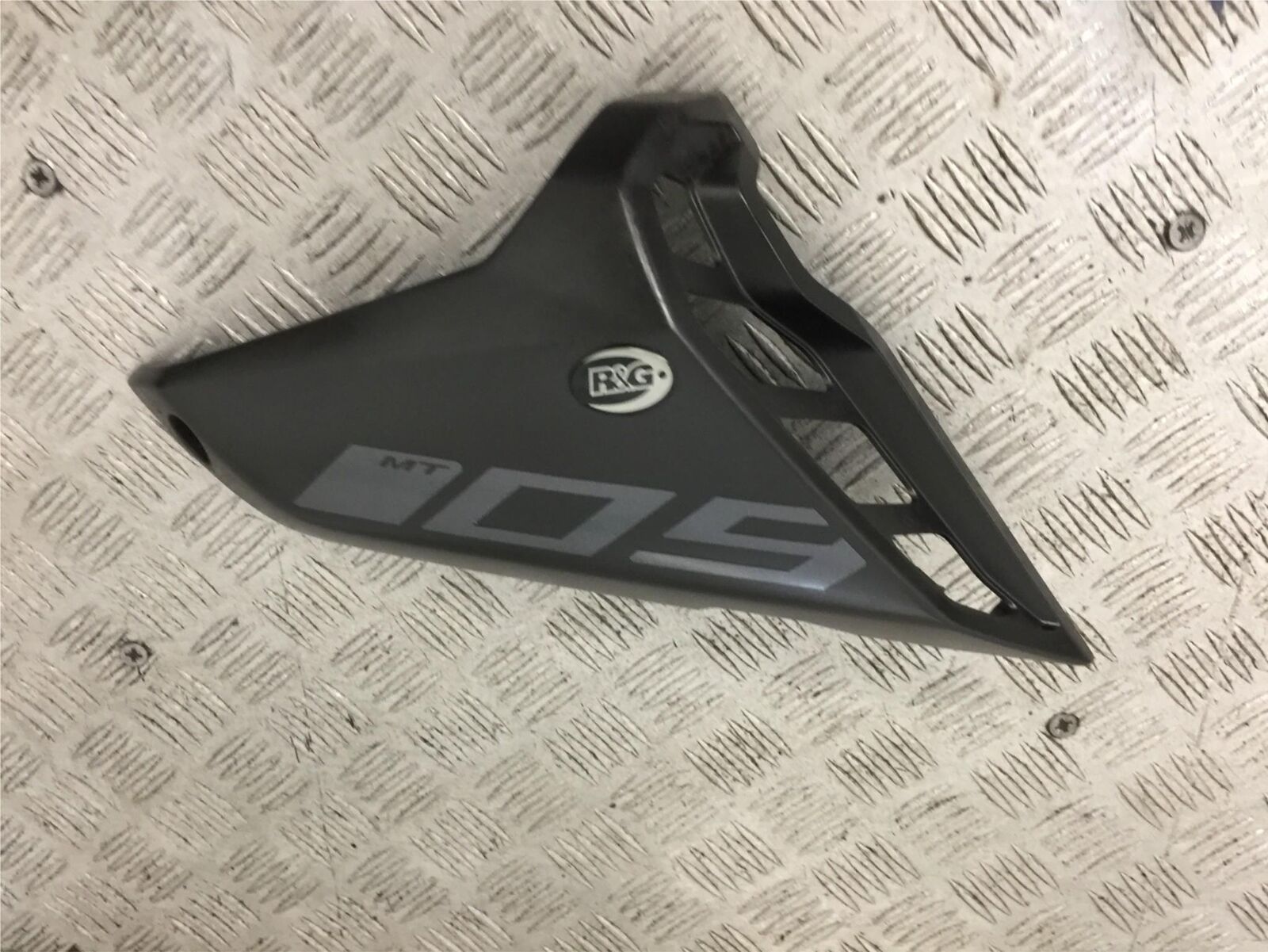 YAMAHA MT09 MT-09 RIGHT FAIRING PANEL  YEAR 2018 (STOCK 906)