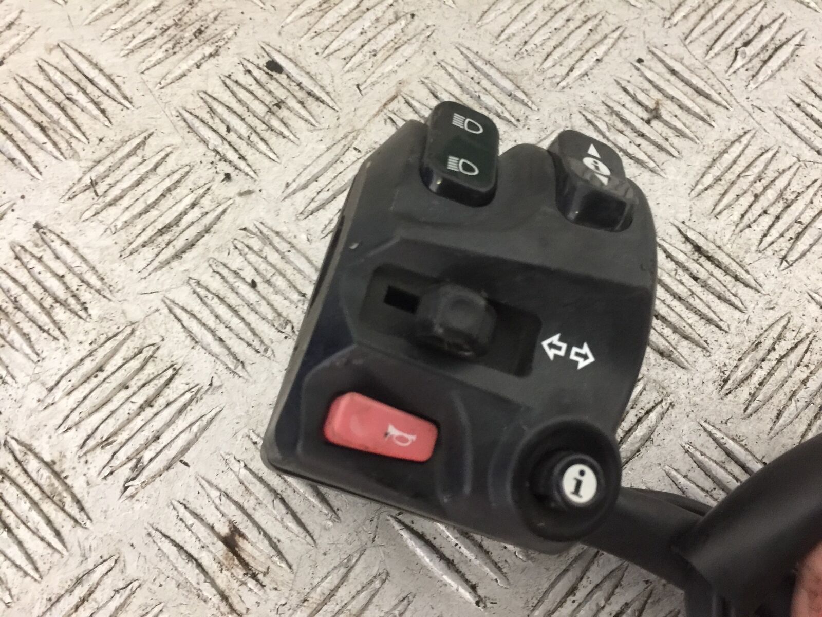 TRIUMPH TROPHY 1215 SE LEFT SWITCH GEAR  2012-2017 (STOCK 740)