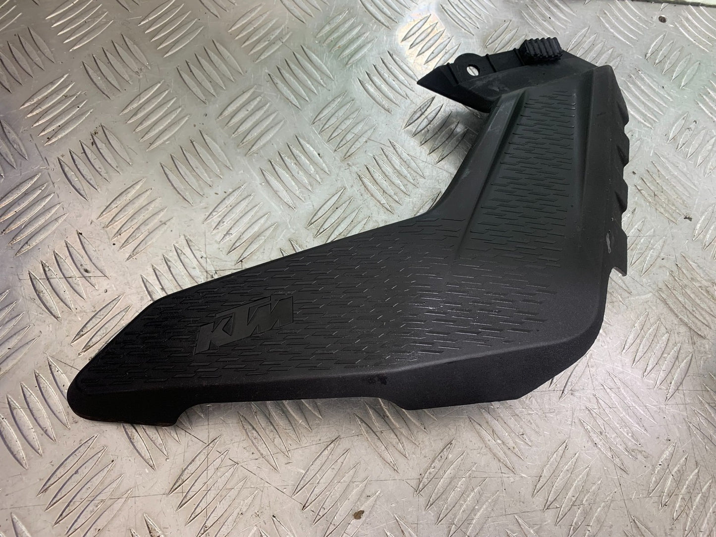 KTM 390 ADVENTURE RIGHT RADIATOR COVER  YEAR 2020-24 (CMB1240)