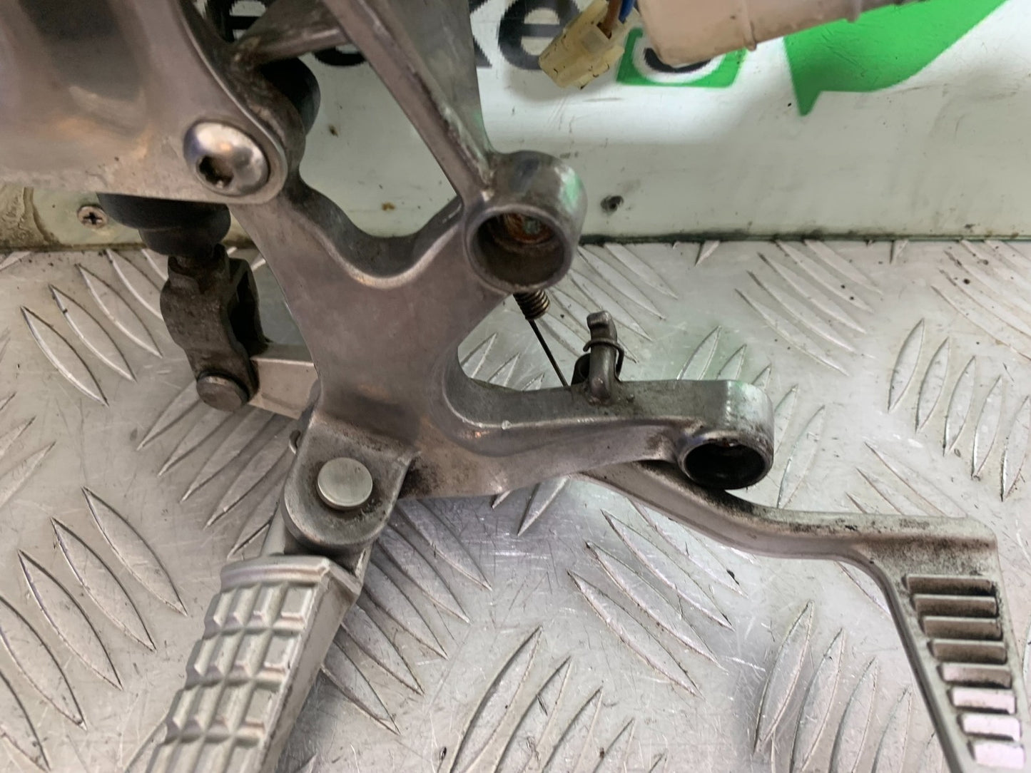 TRIUMPH SPEED TRIPLE R 1050 FRONT RIGHT HANGER COMPLETE   2009 (CMB1183)