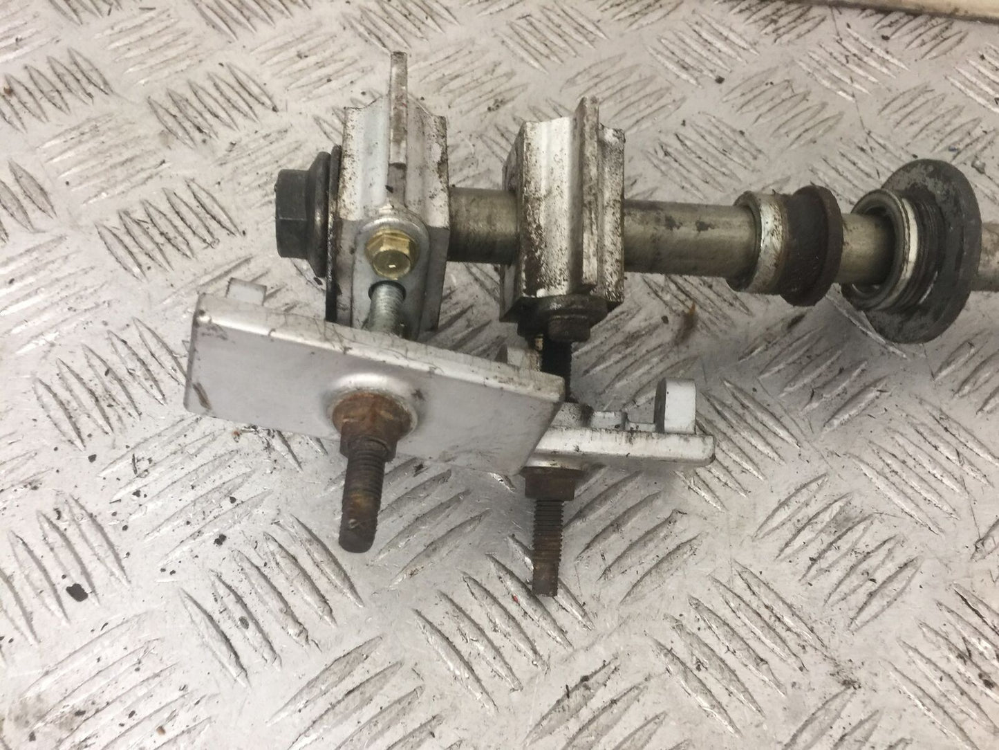 KAWASAKI ZZR600 ZZR 600 E REAR WHEEL SPINDLE YEAR 1994-05 (STOCK 876)