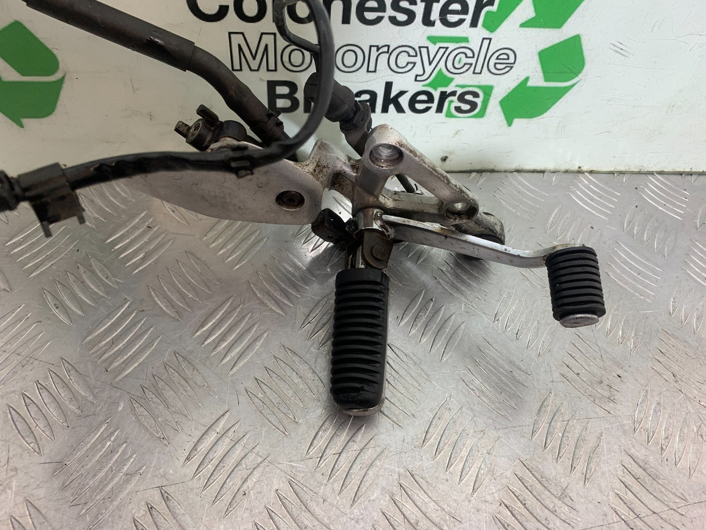 YAMAHA FZS600 FAZER 600 FRONT RIGHT HANGER YEAR 1998-2001 (CMB1267)
