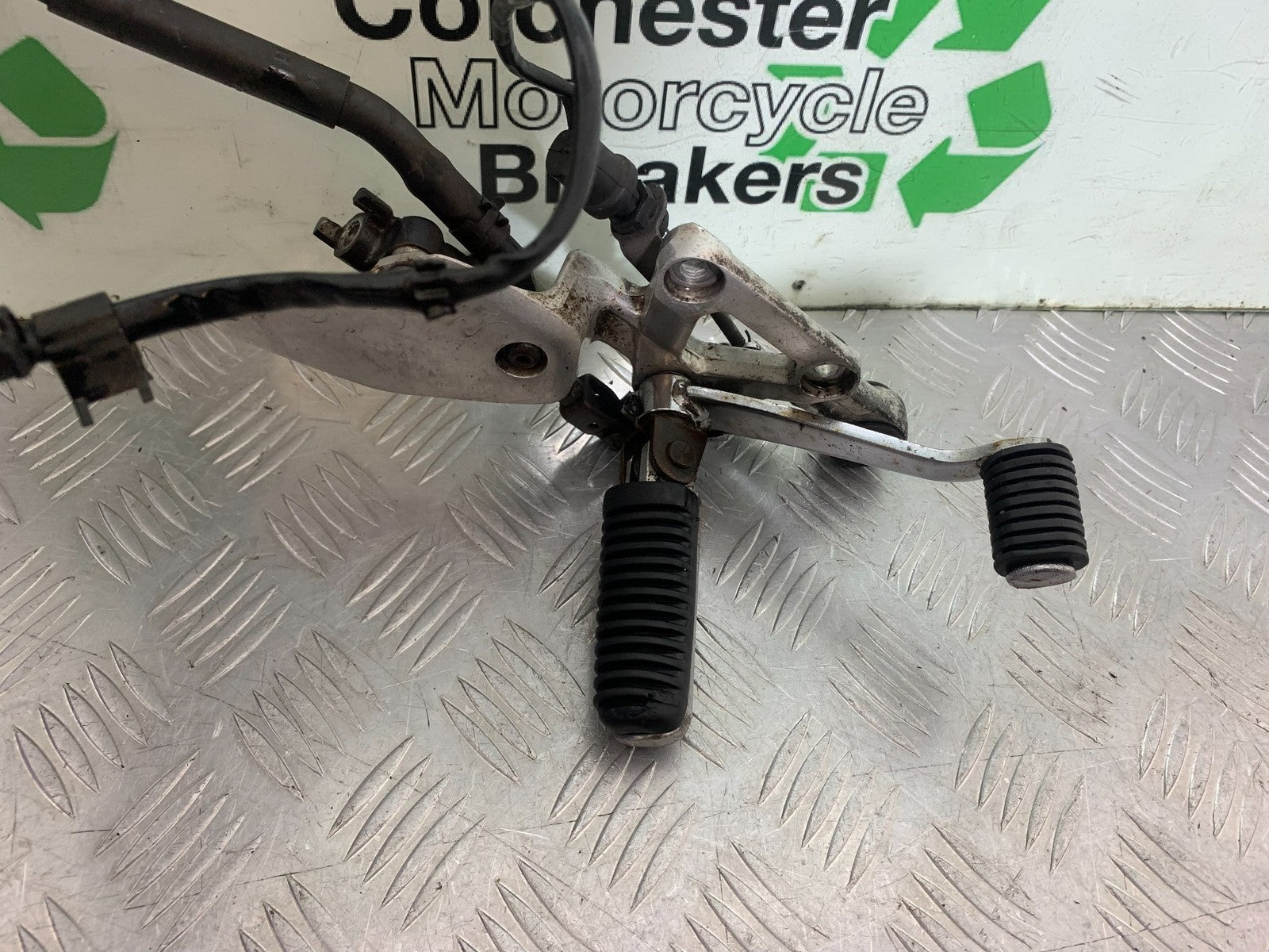 YAMAHA FZS600 FAZER 600 FRONT RIGHT HANGER YEAR 1998-2001 (CMB1267)