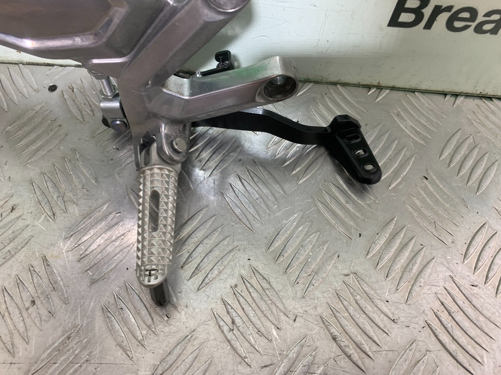 TRIUMPH TRIDENT 660 FRONT RIGHT HANGER PEDAL PEG  YEAR 2021-2024 (CMB1295)