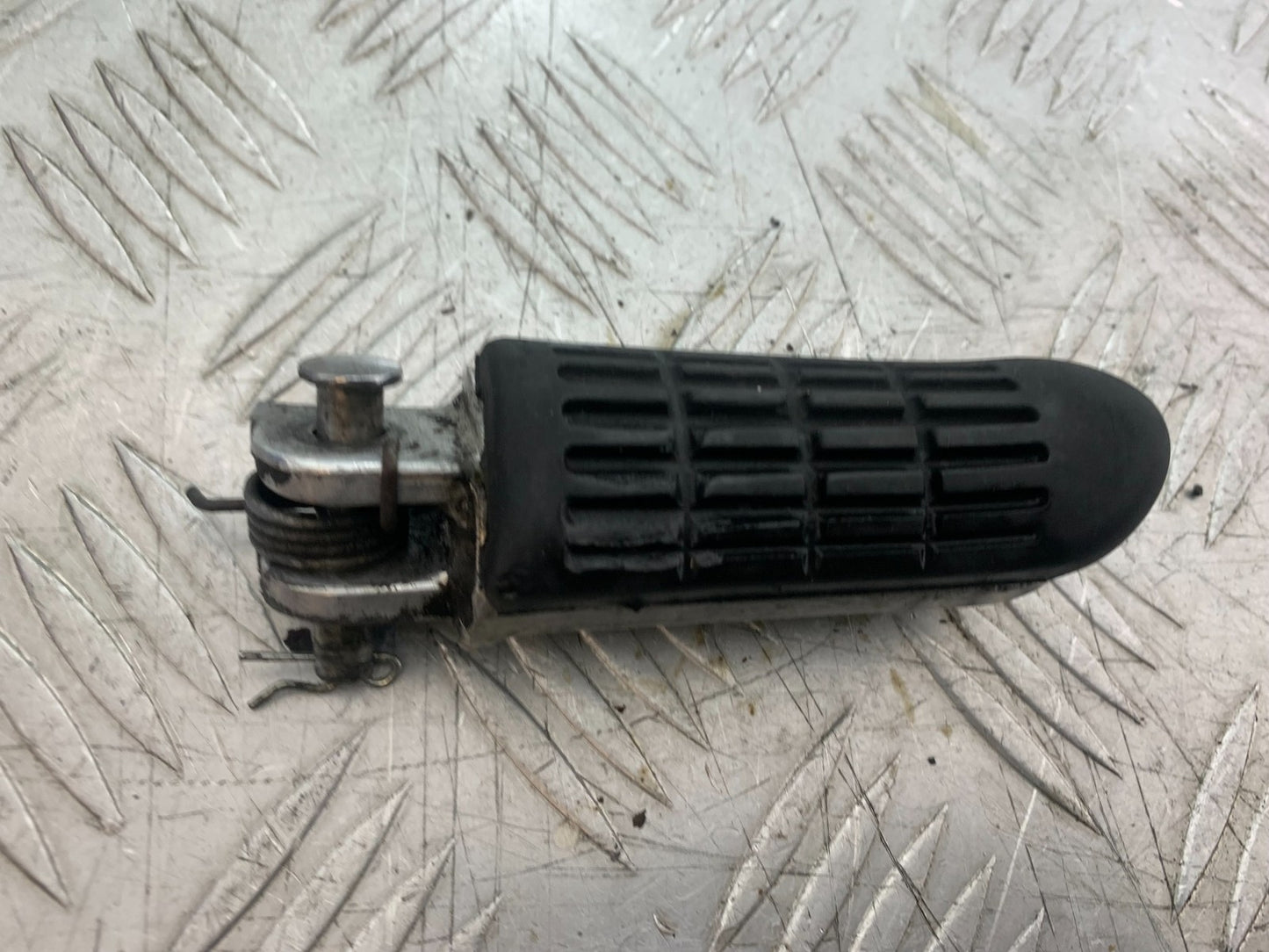 HONDA NTV 600 REVERE FRONT RIGHT FOOT PEG YEAR 1988-1996  (CMB1281)