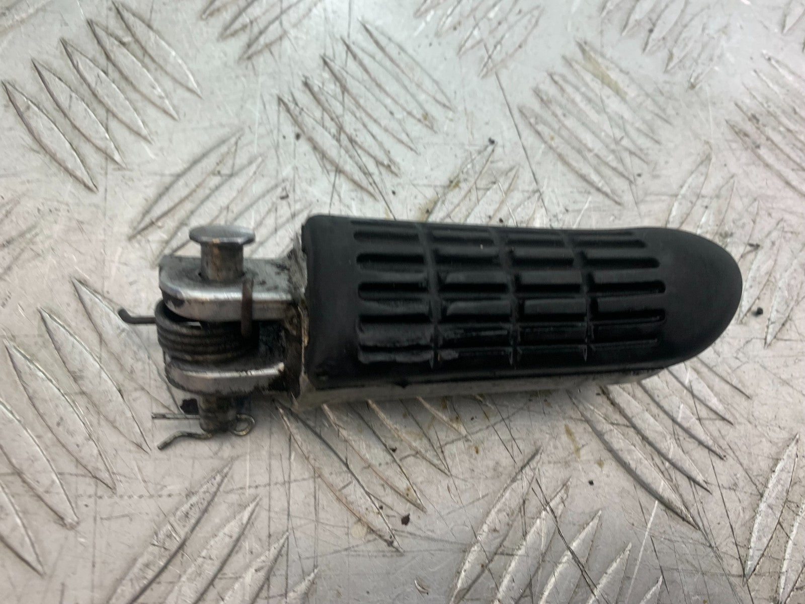 HONDA NTV 600 REVERE FRONT RIGHT FOOT PEG YEAR 1988-1996  (CMB1281)