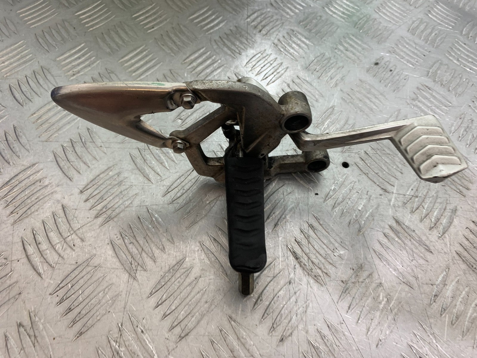 TRIUMPH 1050 SPRINT ST FRONT RIGHT HANGER  2003-2011 (CMB1285)