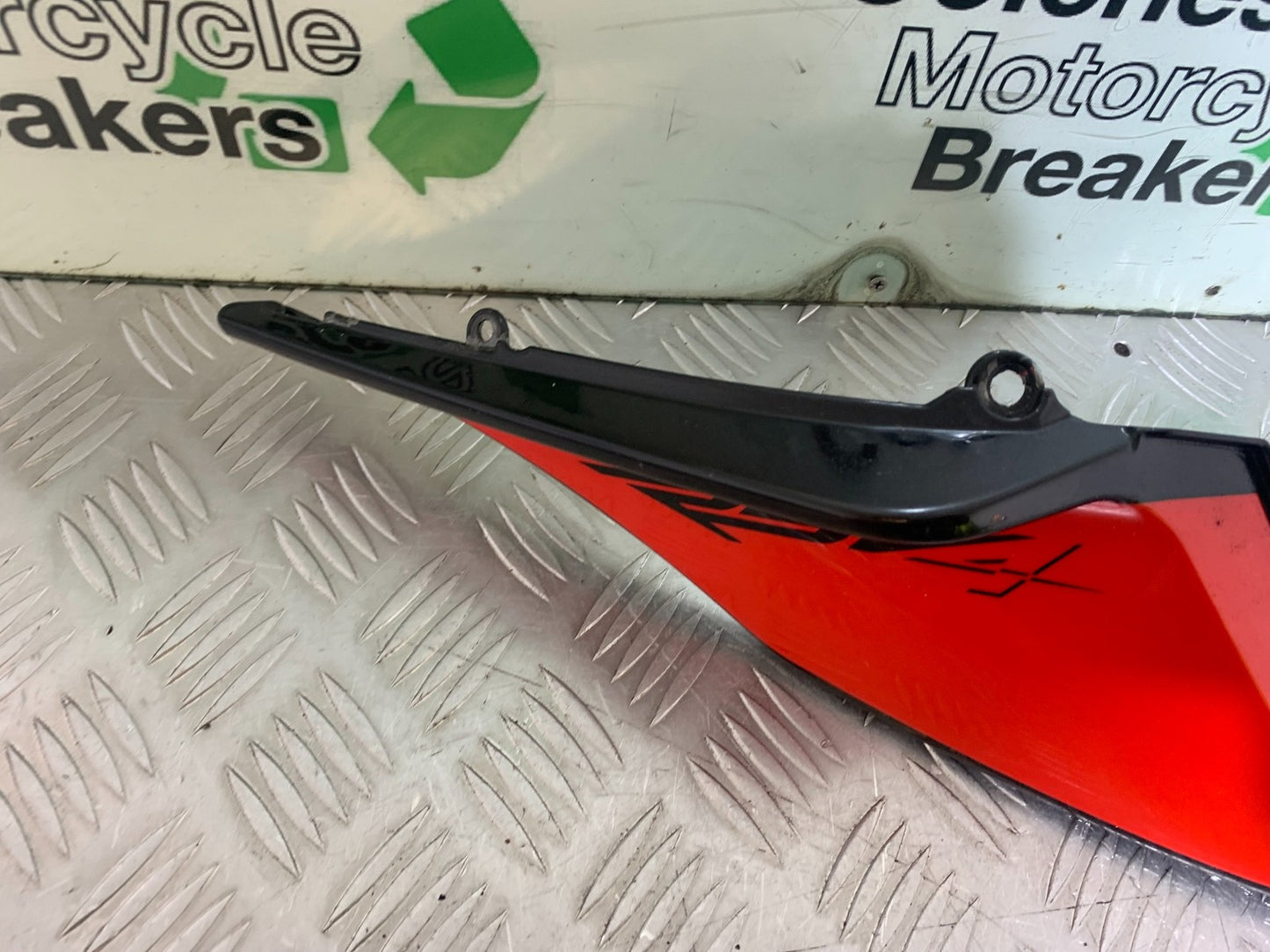 APRILIA RSV4 FACTORY RIGHT SEAT PANEL  YEAR 2009-2012 (CMB1224)