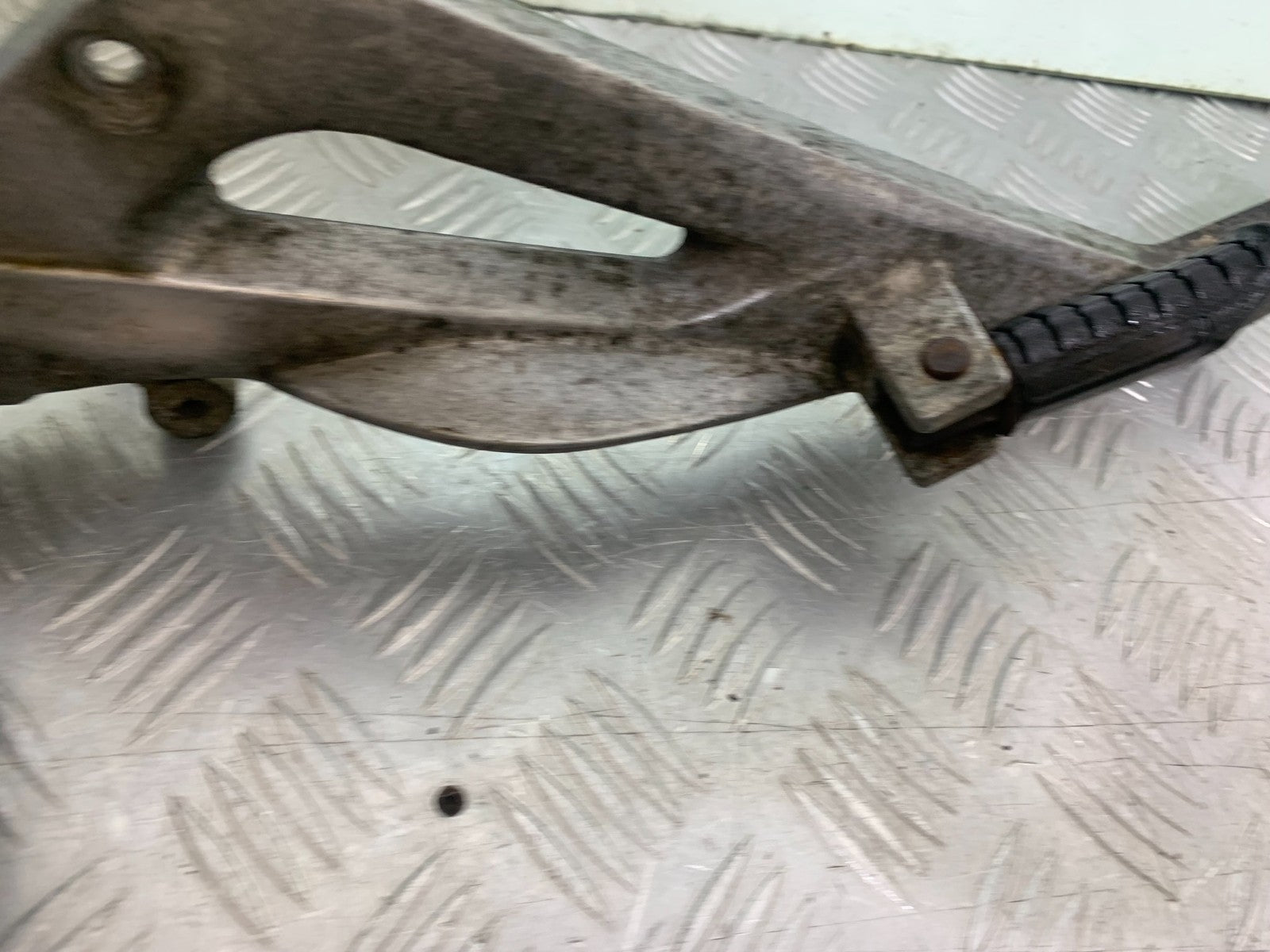 HONDA NT650 V DEAUVILLE LEFT HANGER   YEAR 1999 (CMB1268)