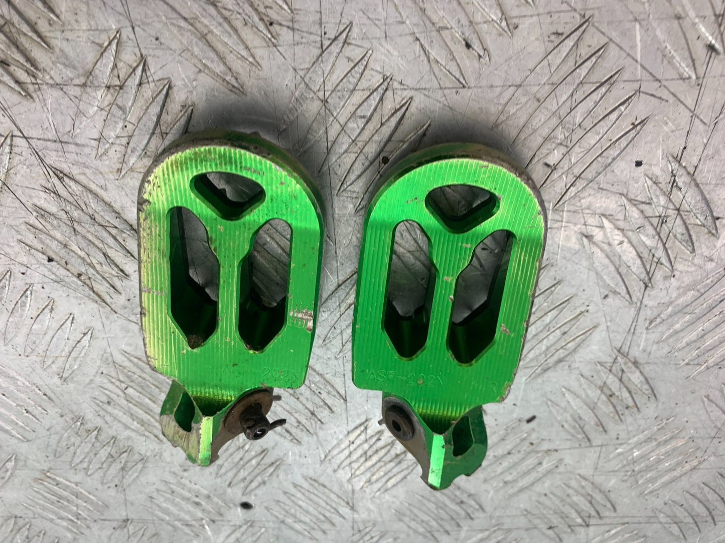 KAWASAKI KXF450 KXF 450 FOOTPEGS  YEAR 2013 CMB1217)