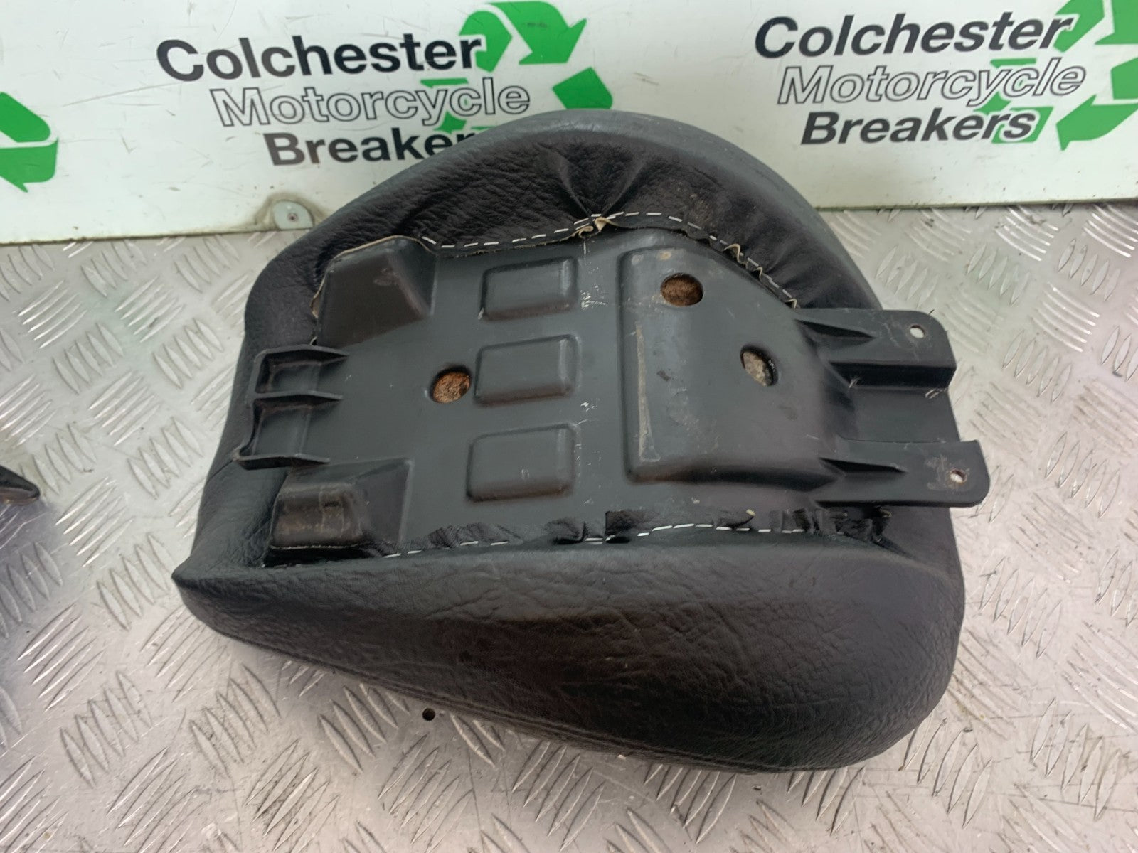 HONDA VT700 VT 700 SHADOW FRONT SEAT YEAR 1984-85 (CMB1328)