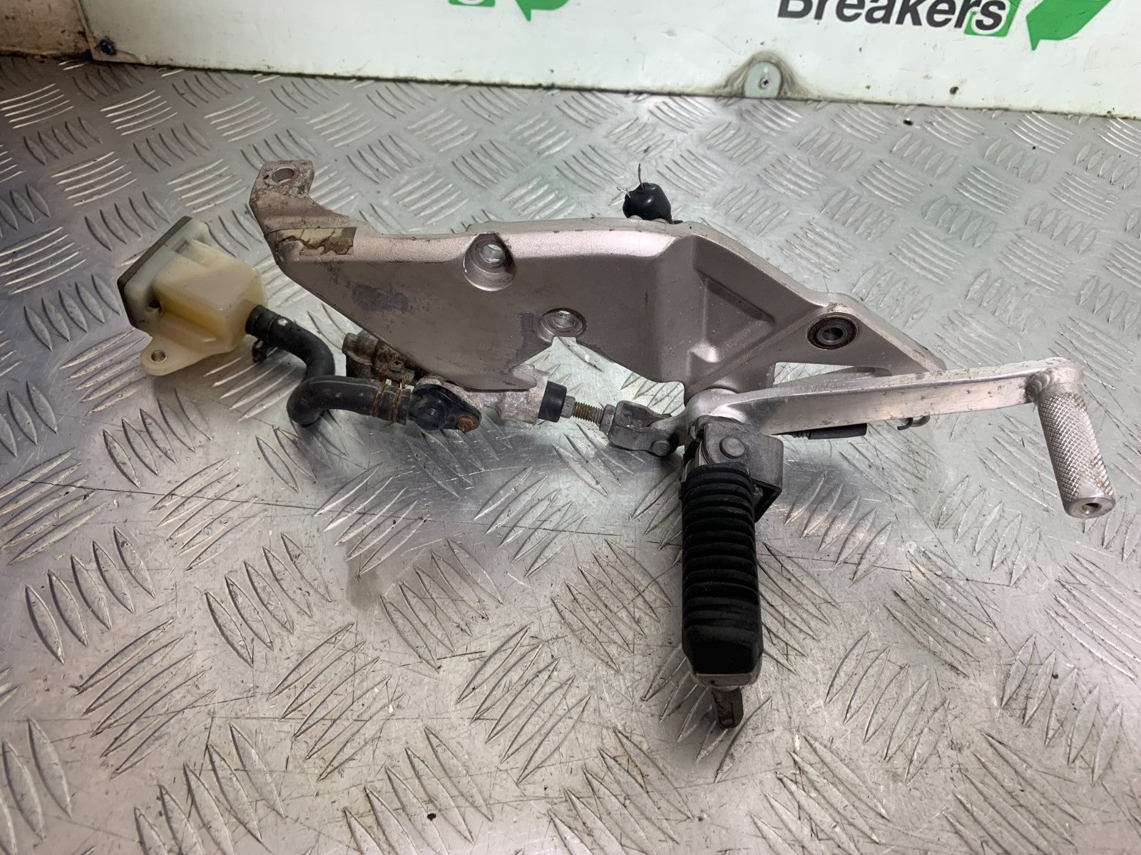 SUZUKI RF900 RF 900 FRONT RIGHT  HANGER YEAR 1994-1999 CMB1326