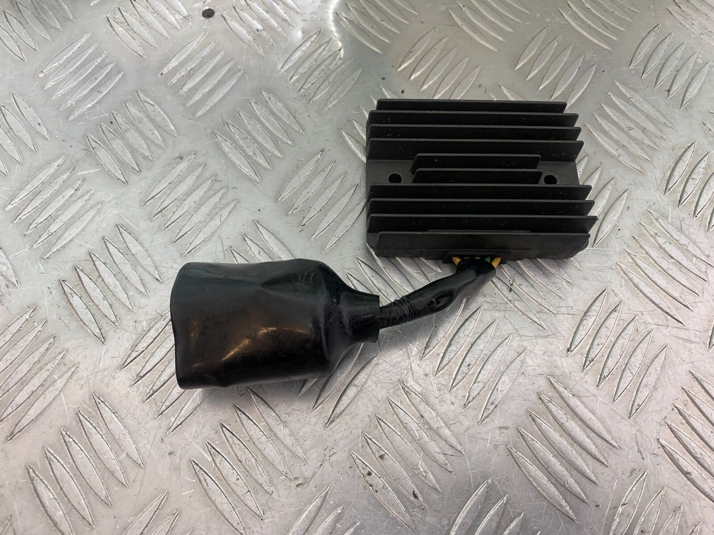 HONDA CBR1100 BLACKBIRD REGULATOR YEAR 1999-2005  (CMB1103)