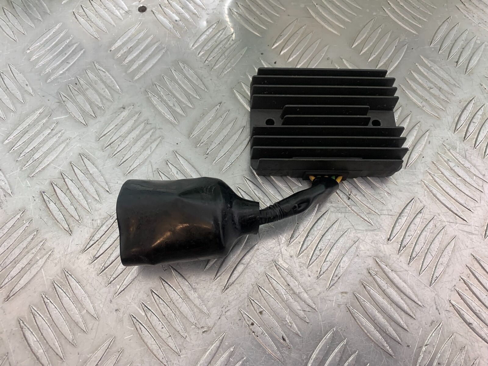 HONDA CBR1100 BLACKBIRD REGULATOR YEAR 1999-2005  (CMB1103)