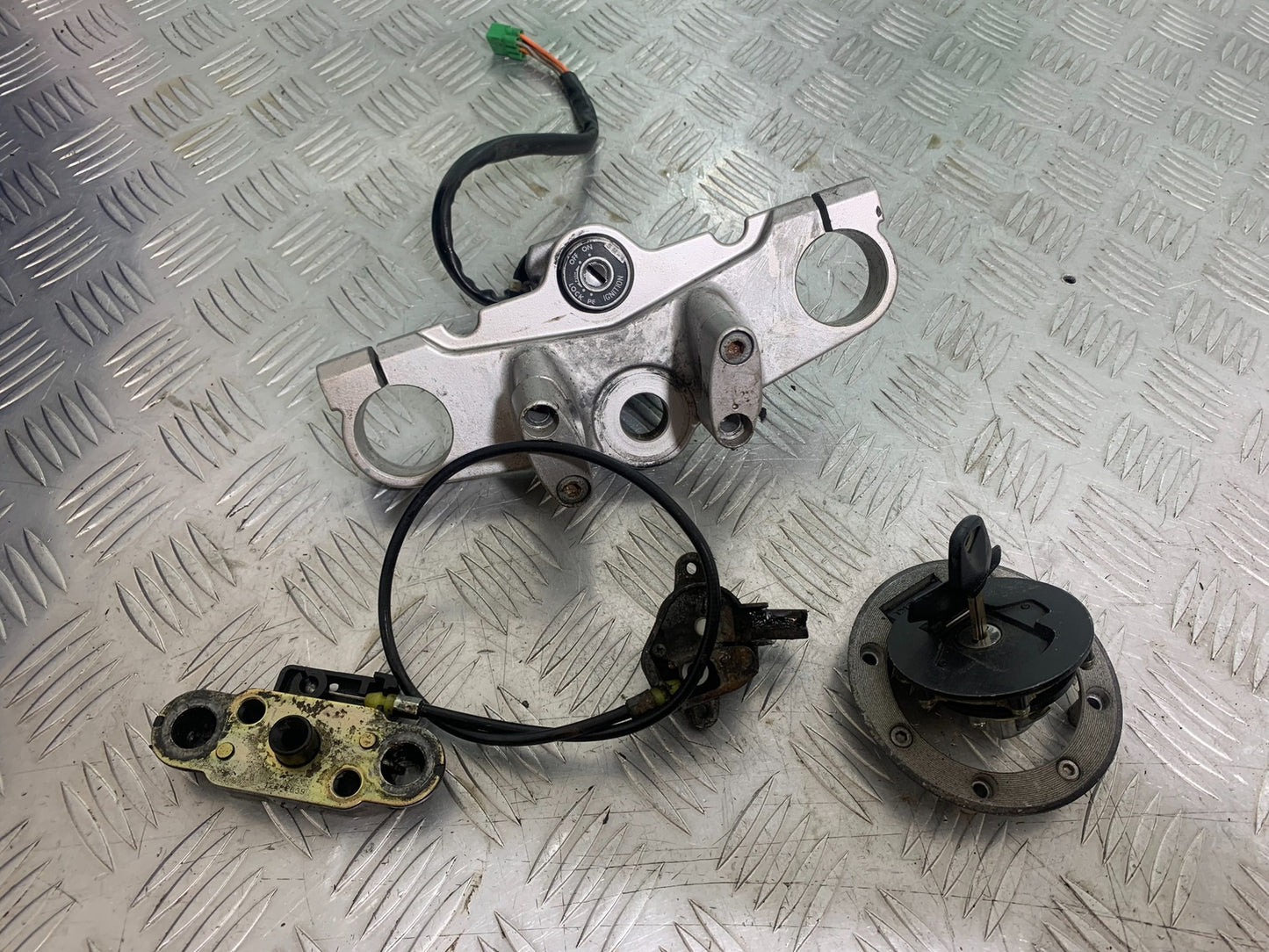 SUZUKI GSF600 GSF 600 BANDIT LOCKS AND KEY  YEAR 2001-2003 (CMB1157)