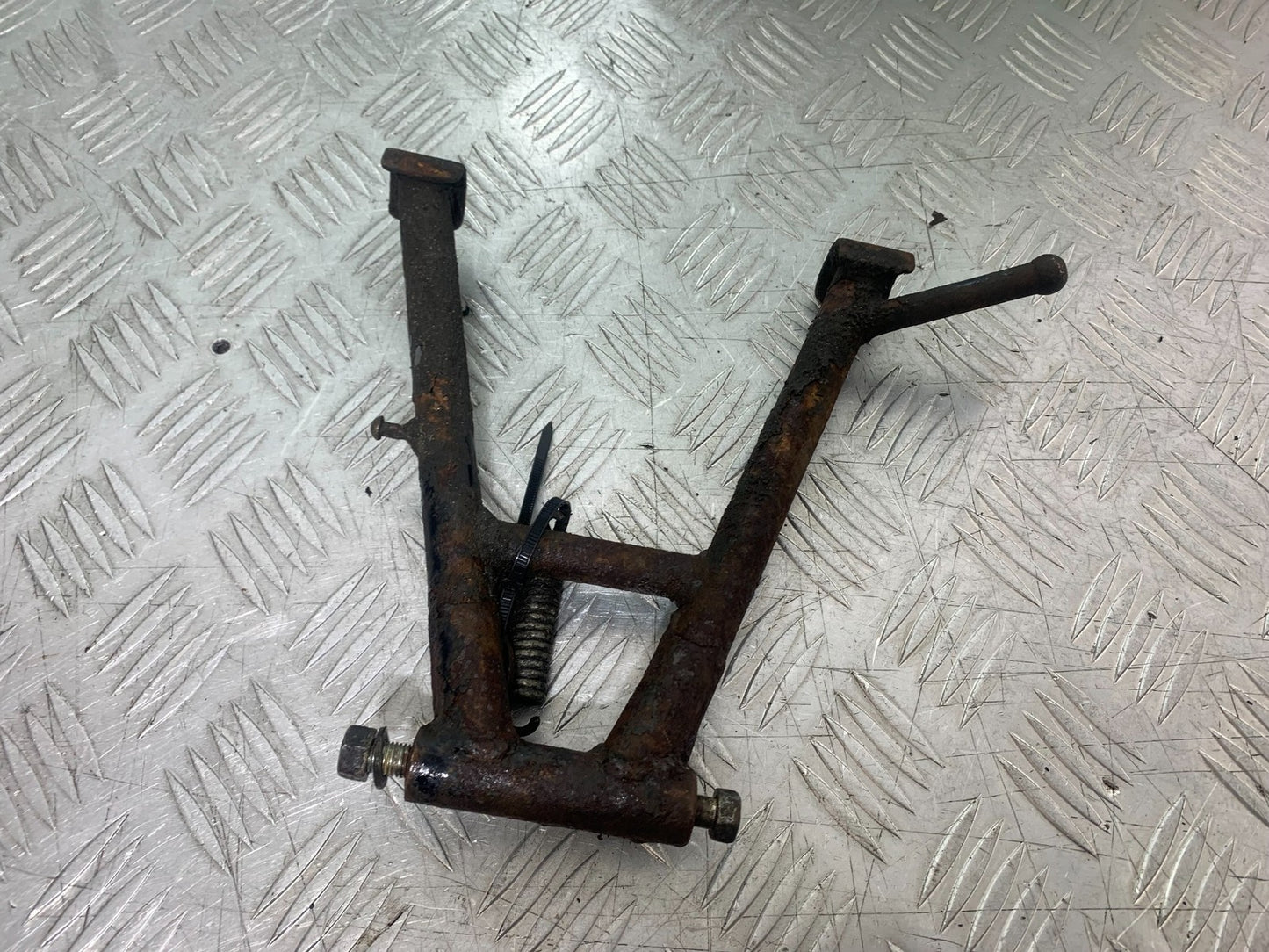SUZUKI GP100 GP 100 CENTER STAND  YEAR 1978-1988 (CMB1259)