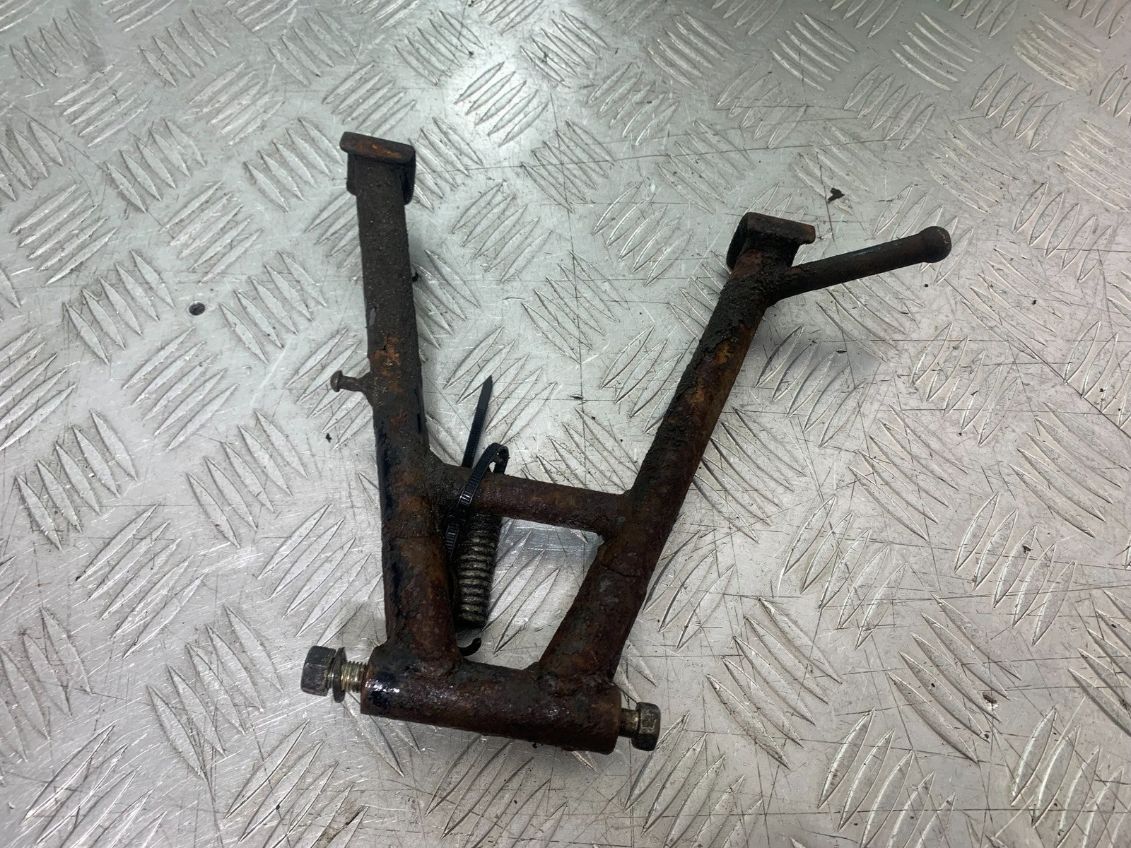 SUZUKI GP100 GP 100 CENTER STAND  YEAR 1978-1988 (CMB1259)