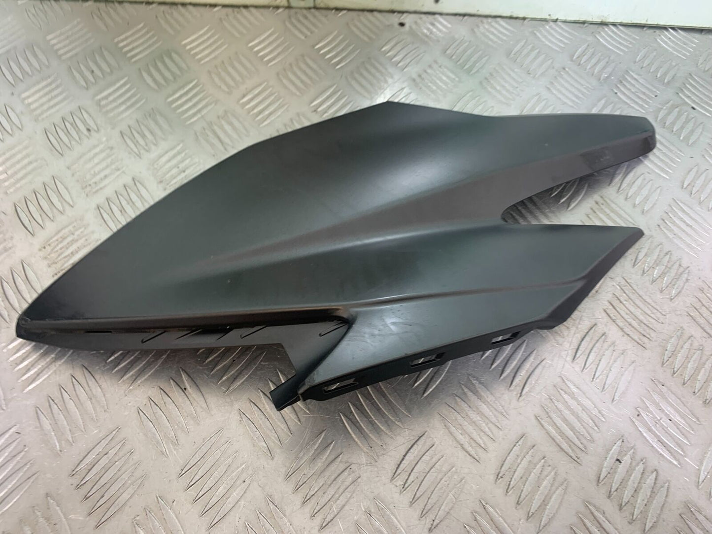 SUZUKI AN400 AN 400 BURGMAN SIDE COVER  YEAR 2017-2024 (CMB1118)