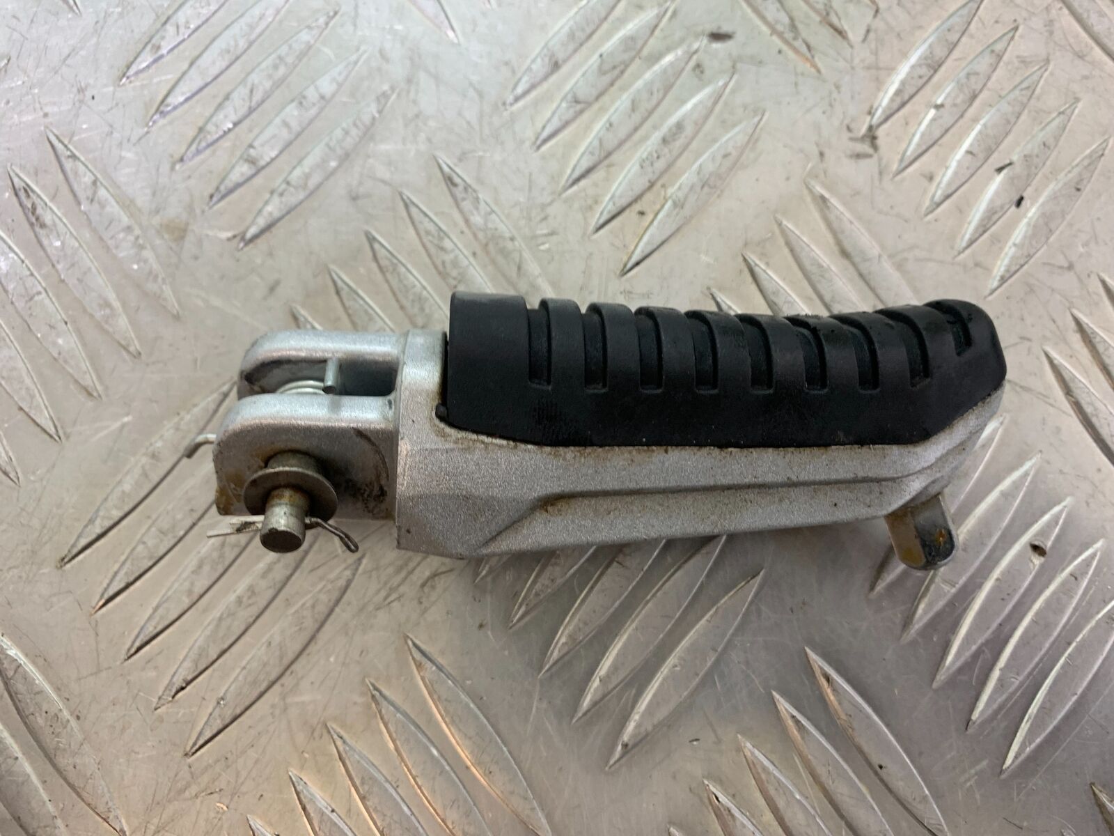 BENELLI BN125 BN 125 FRONT RIGHT FOOTPEG   YEAR 2018-2021 (CMB1080)