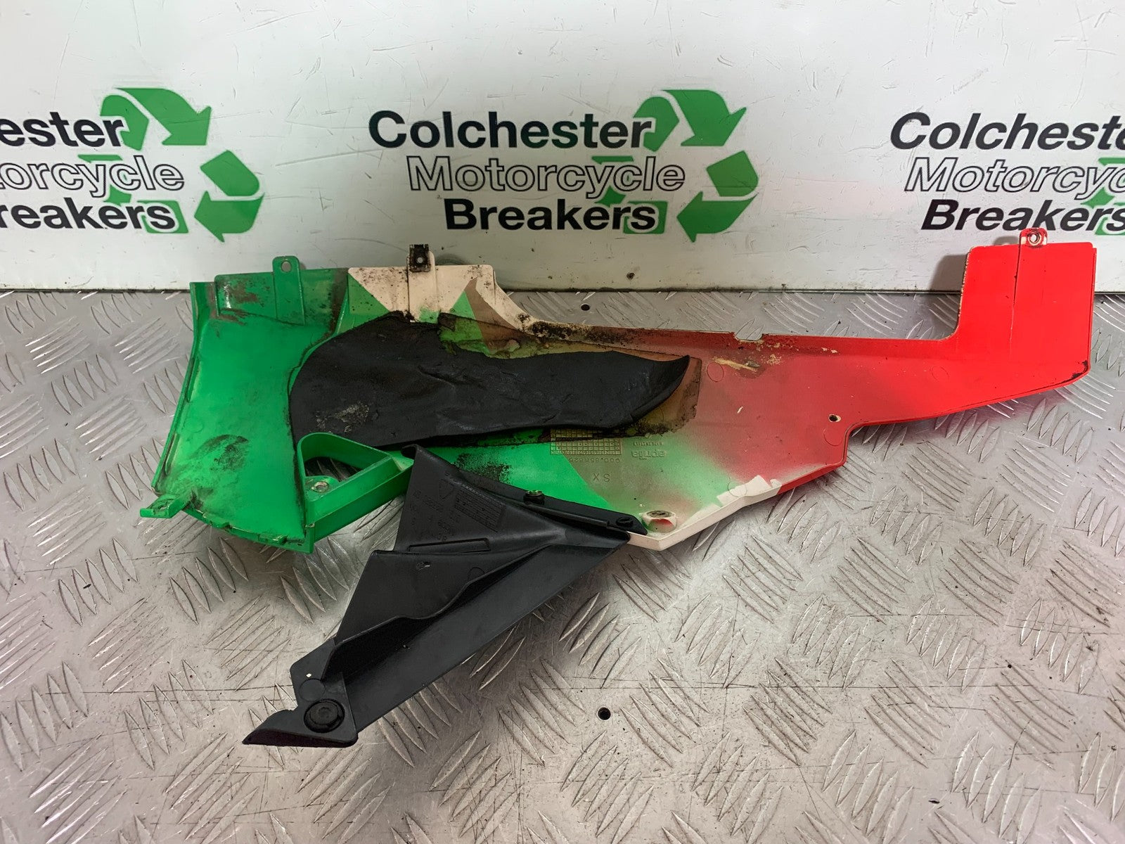 APRILIA RSV4 FACTORY LEFT LOWER FAIRING PANEL  YEAR 2009-2012 (CMB1224)
