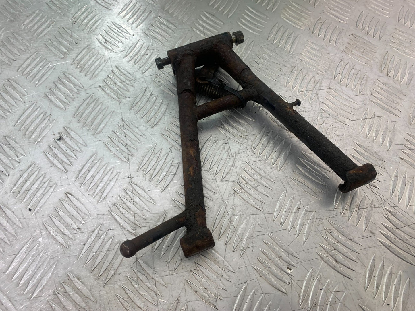 SUZUKI GP100 GP 100 CENTER STAND  YEAR 1978-1988 (CMB1259)