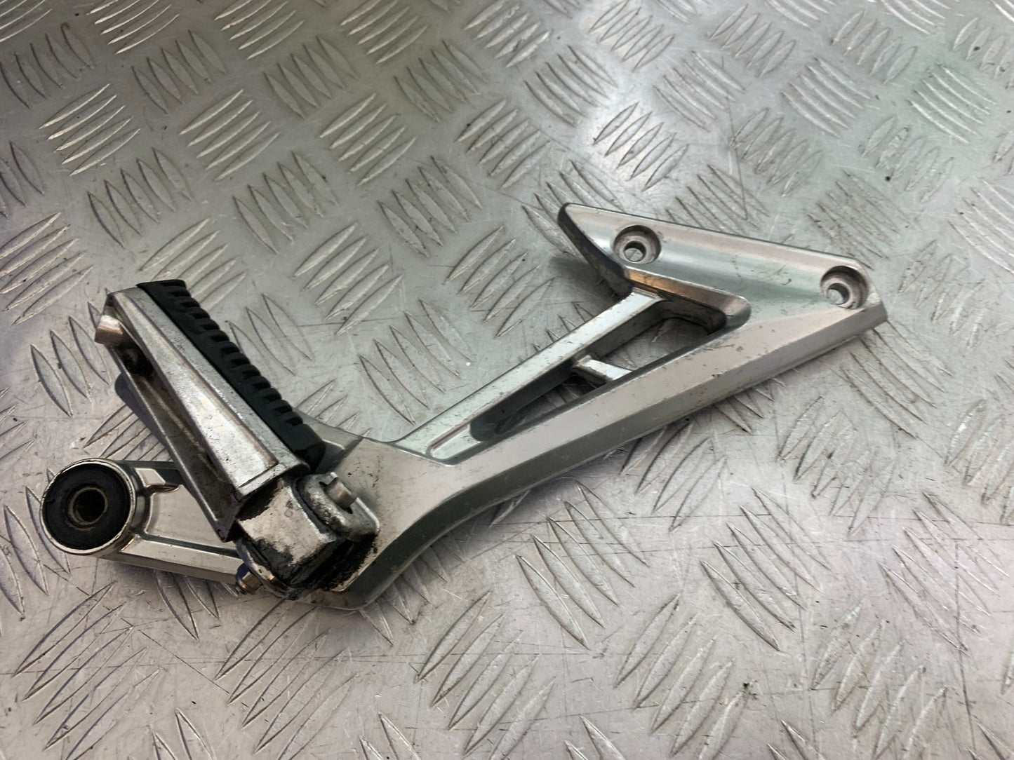 YAMAHA FZS1000 FAZER RIGHT REAR HANGER AND PEG  YEAR 2001-05 (CMB1275)