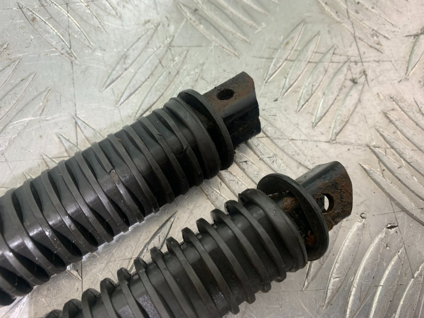 HONDA VT750 SHADOW REAR FOOTPEGS   YEAR 2003-2004 (CMB1265)