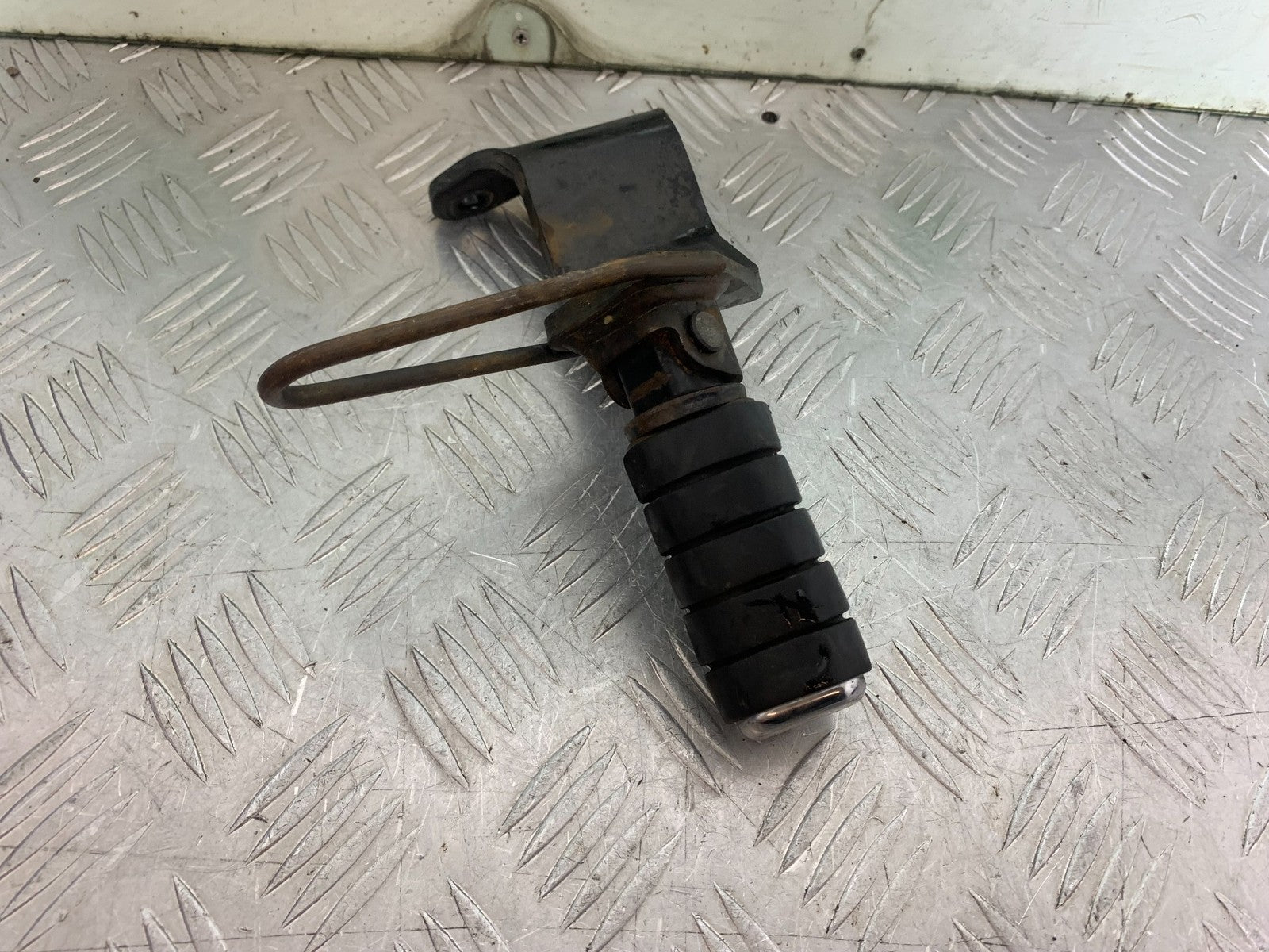 HONDA VT750 SHADOW FRONT RIGHT HANGER AND PEG   YEAR 2003-2004 (CMB1265)