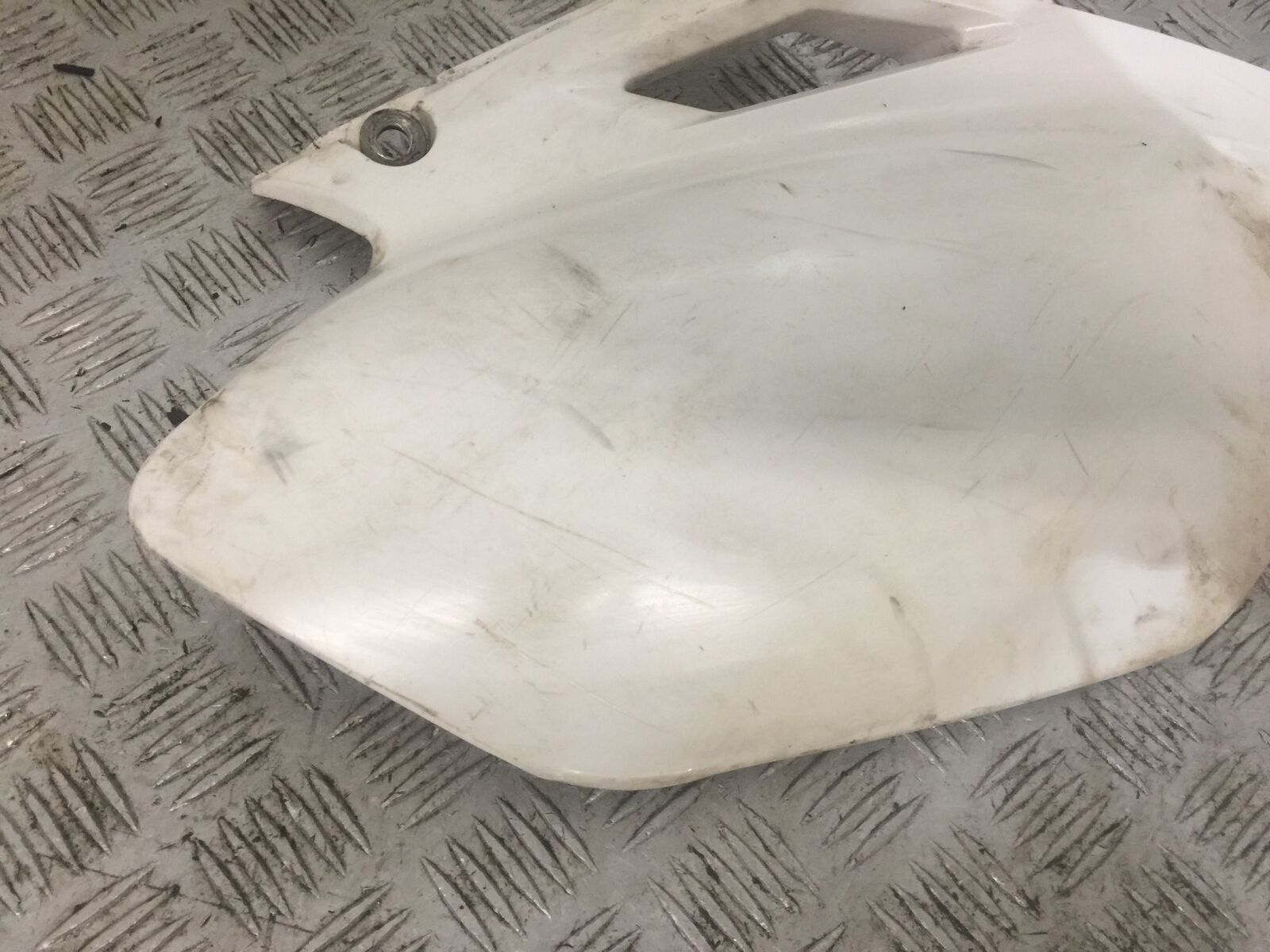 YAMAHA YZF250 YZF 250 RIGHT SEAT PANEL  YEAR 2004 (STOCK 792)