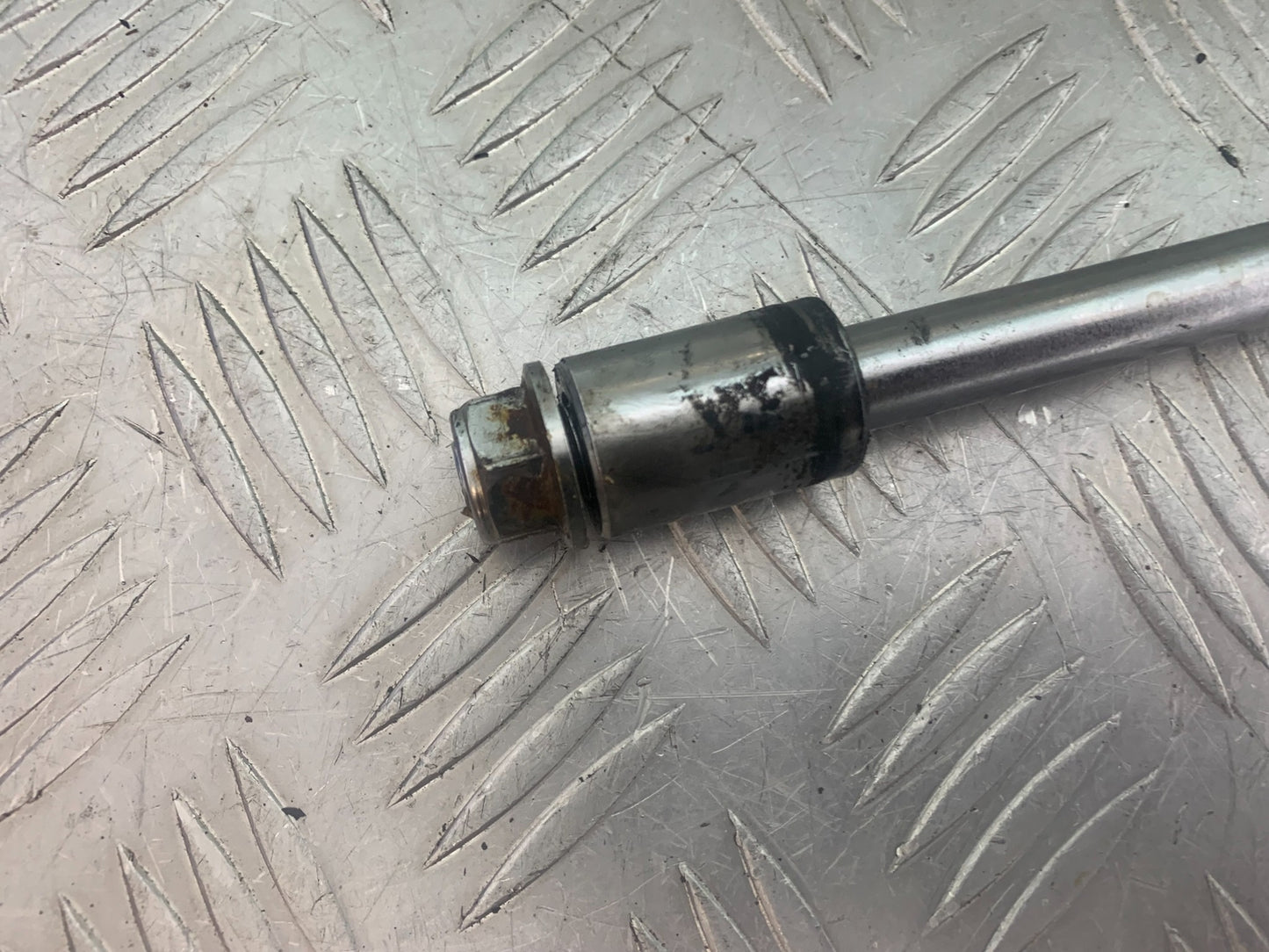 PIONEER XF250 FRONT WHEEL SPINDLE  YEAR 2009 (CMB1143)