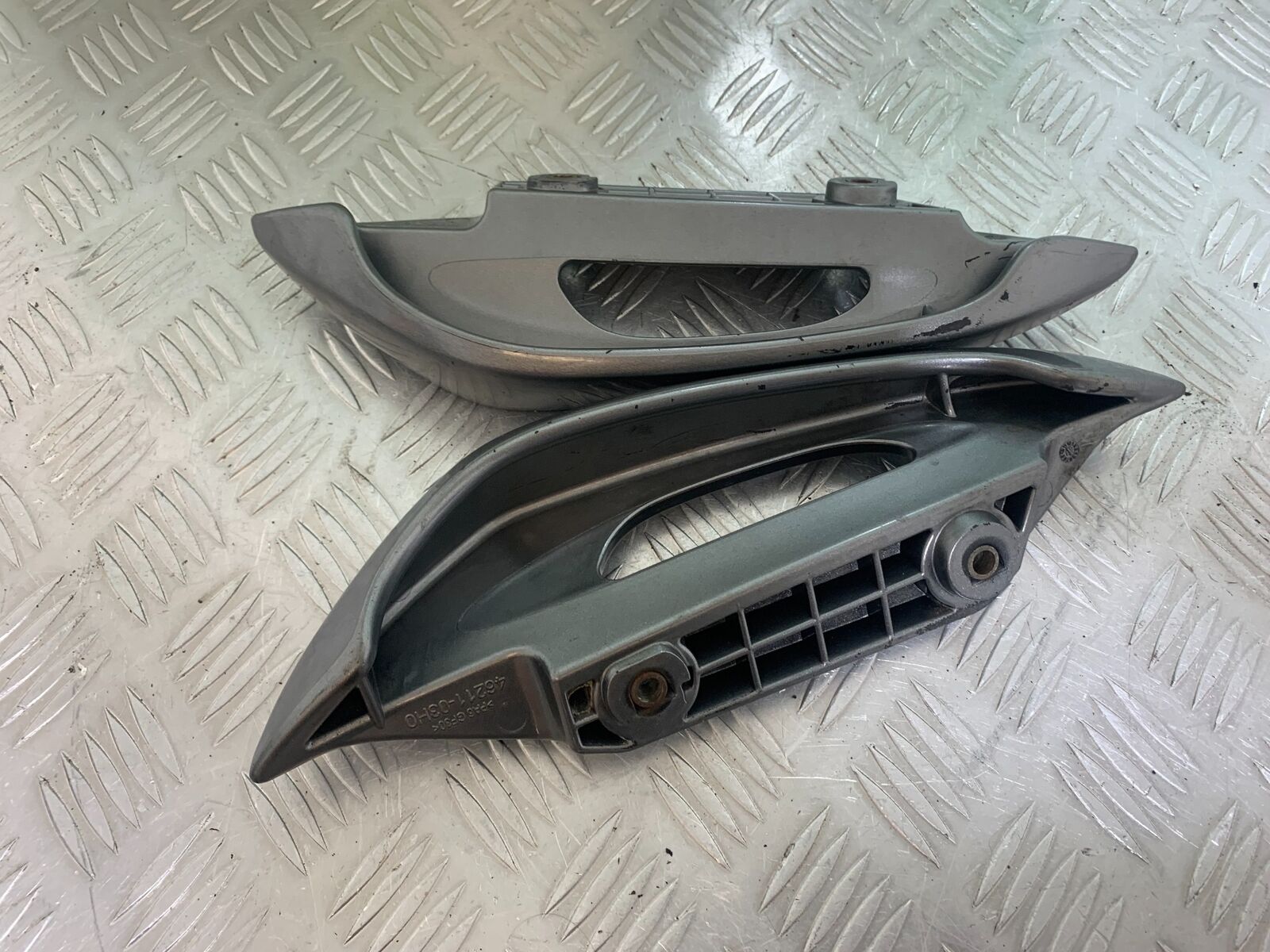 SUZUKI AN 200 UN 200 BURGMAN GRAB RAILS  YEAR 2007-09 (CMB1128)