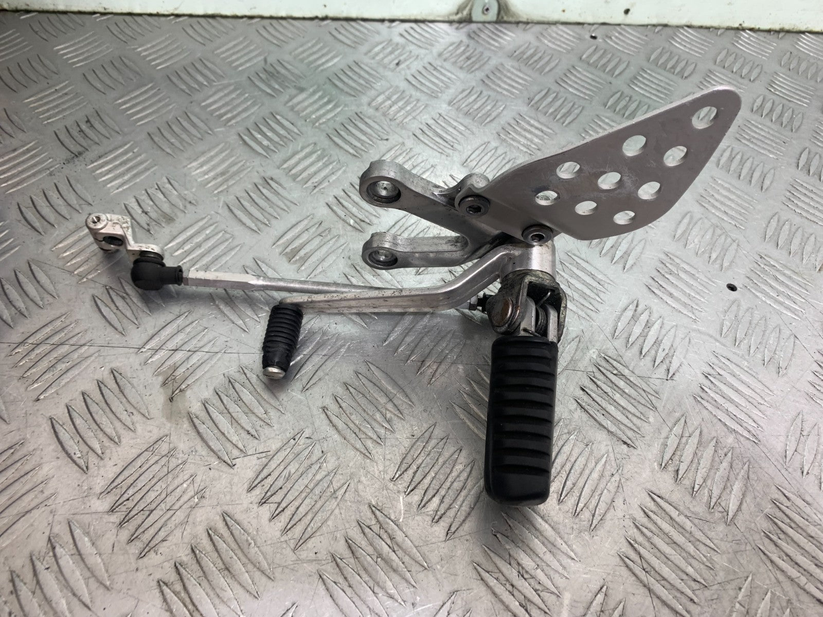 KAWASAKI ZX9R ZX9 R FRONT LEFT HANGER  YEAR 1998-1999 (CMB1329)