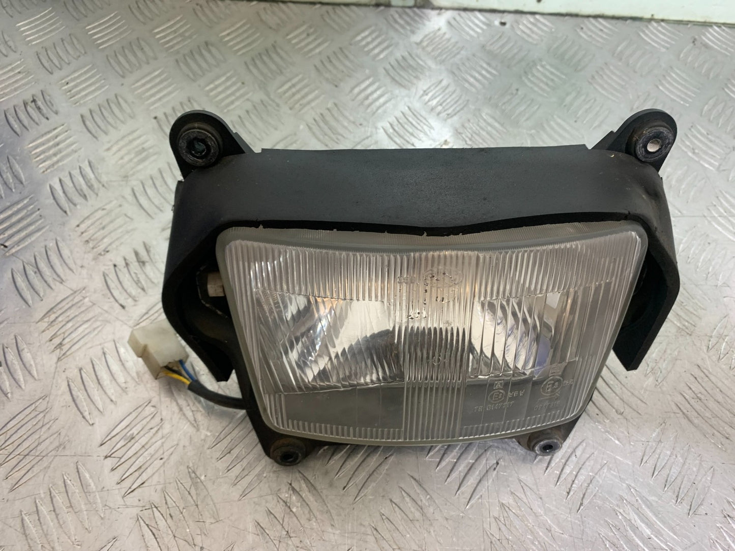TRIUMPH TROPHY 900 HEADLIGHT   YEAR 1991-95 (CMB1251)