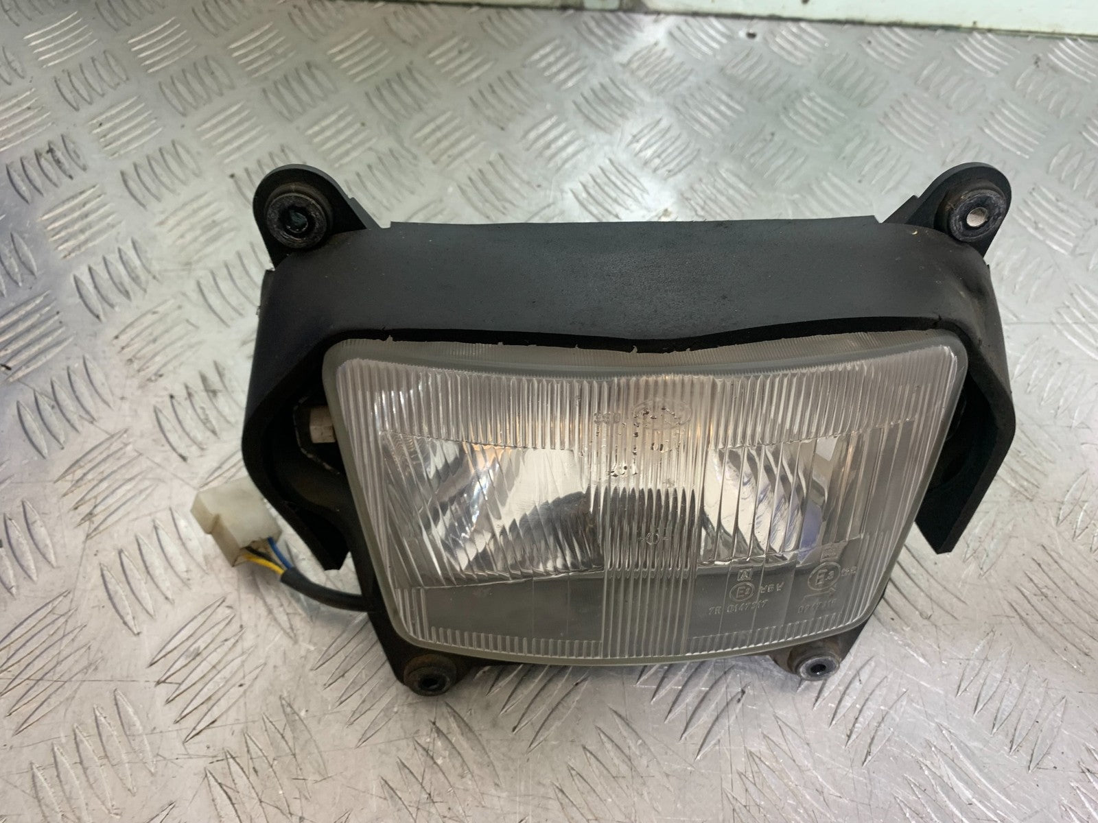 TRIUMPH TROPHY 900 HEADLIGHT   YEAR 1991-95 (CMB1251)