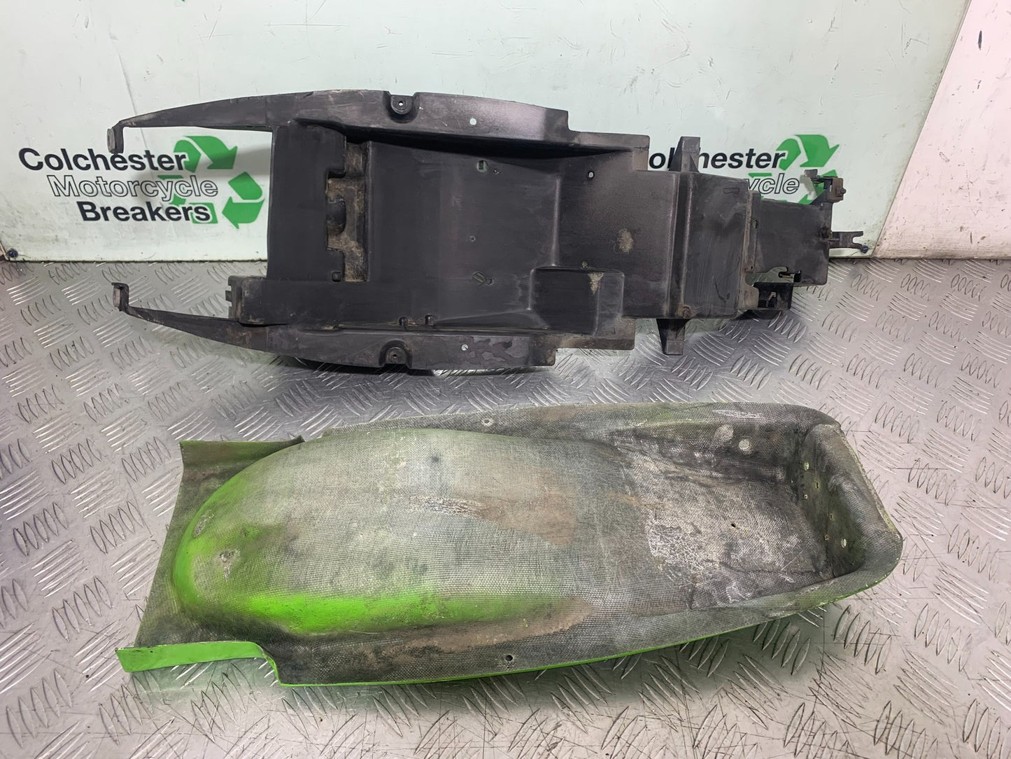 KAWASAKI ZX9R ZX9 C UNDERTRAY  YEAR 1998-99 (CMB1213)