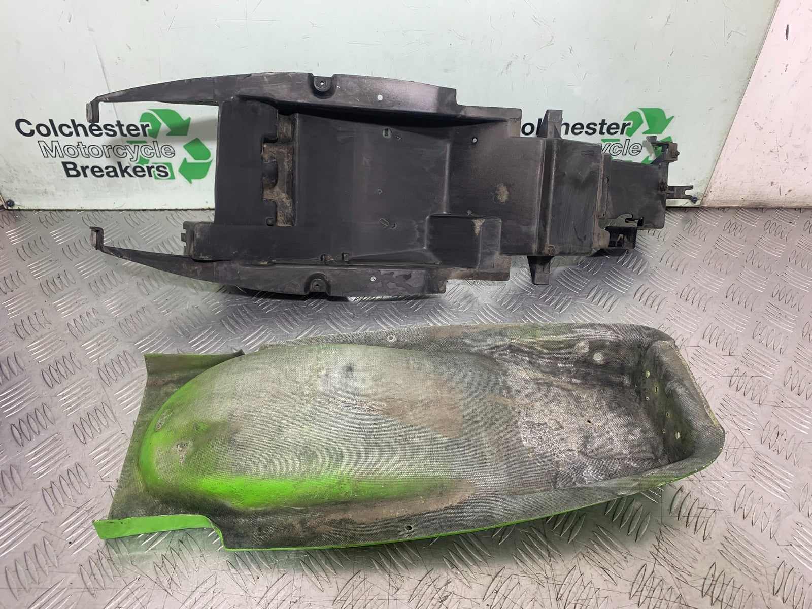 KAWASAKI ZX9R ZX9 C UNDERTRAY  YEAR 1998-99 (CMB1213)