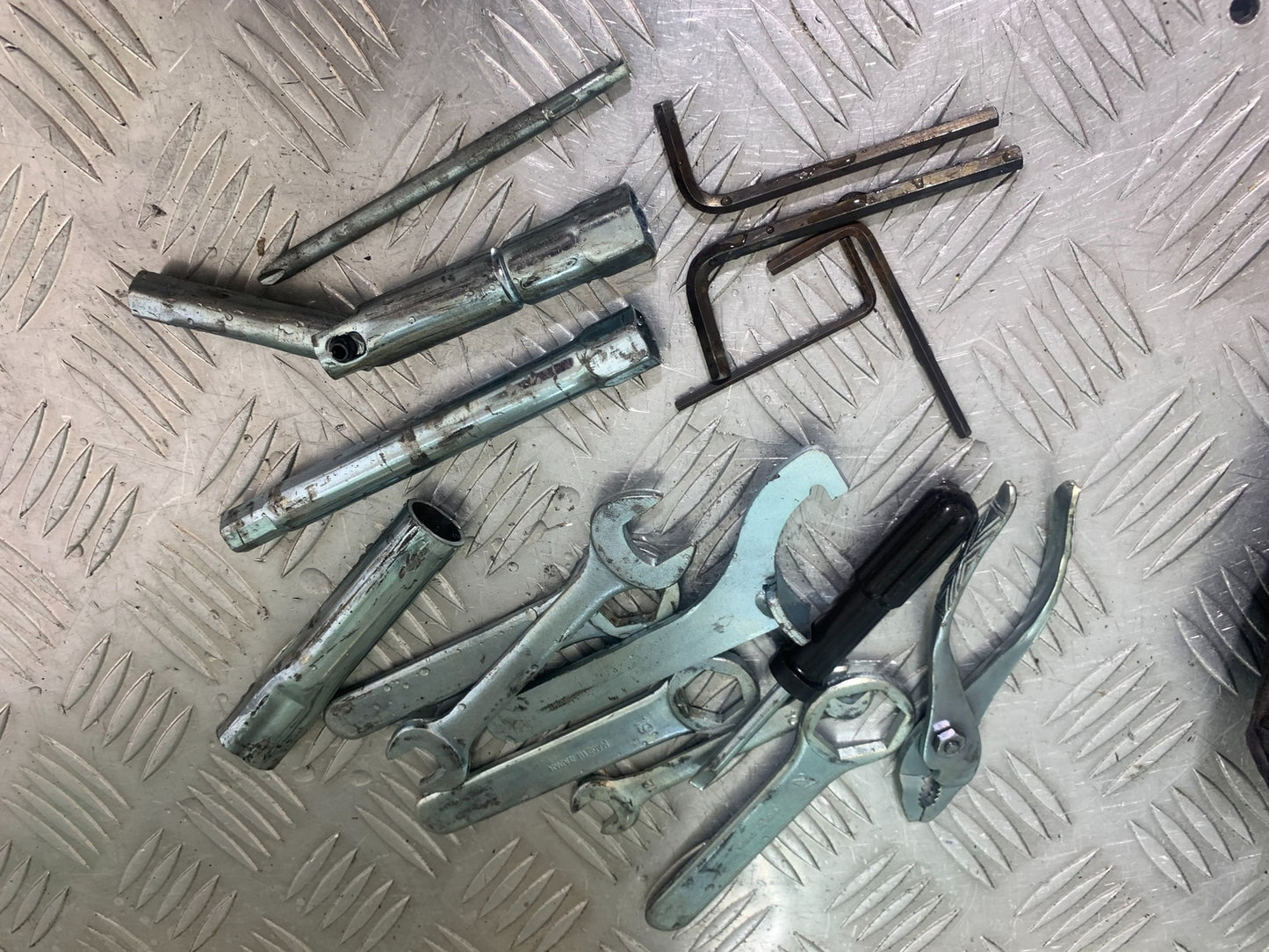 SUZUKI SV650 SV 650 mk1 TOOL KIT    YEAR 1999-2002 (CMB1160)