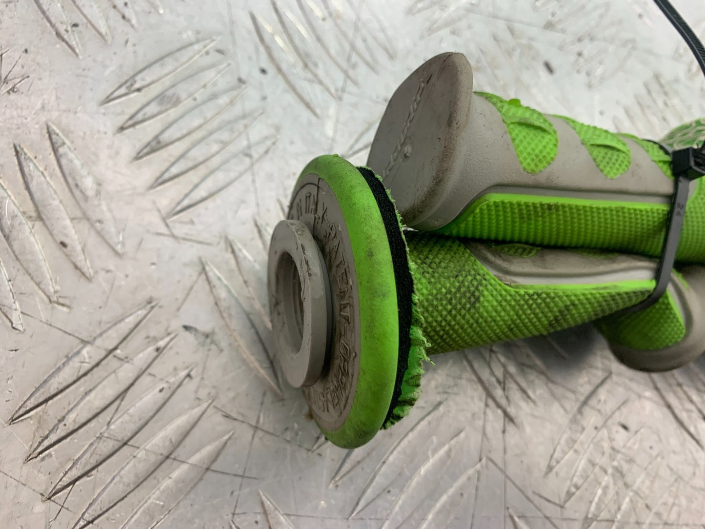 KAWASAKI KXF450 KXF 450 THROTTLE AND GRIPS   YEAR 2013 CMB1217)