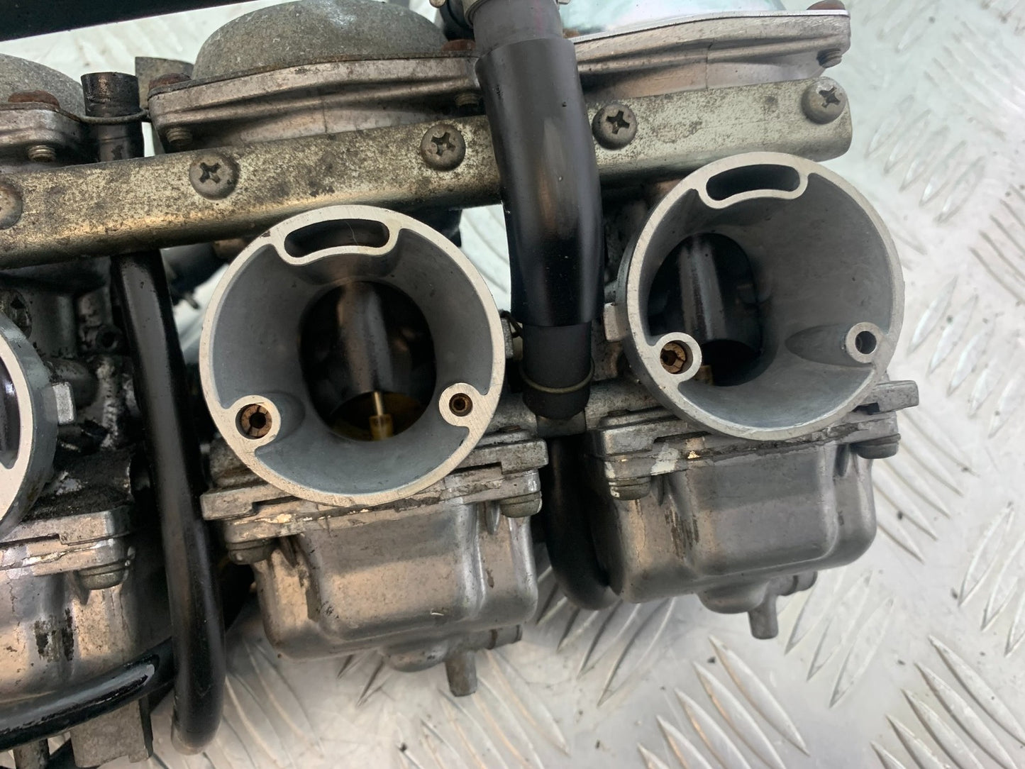 YAMAHA XJR1300 XJR 1300 CARBS  YEAR 1999-2003 (CMB1119)