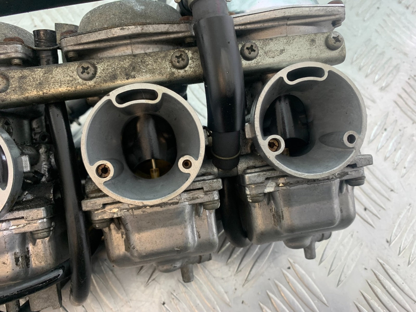 YAMAHA XJR1300 XJR 1300 CARBS  YEAR 1999-2003 (CMB1119)