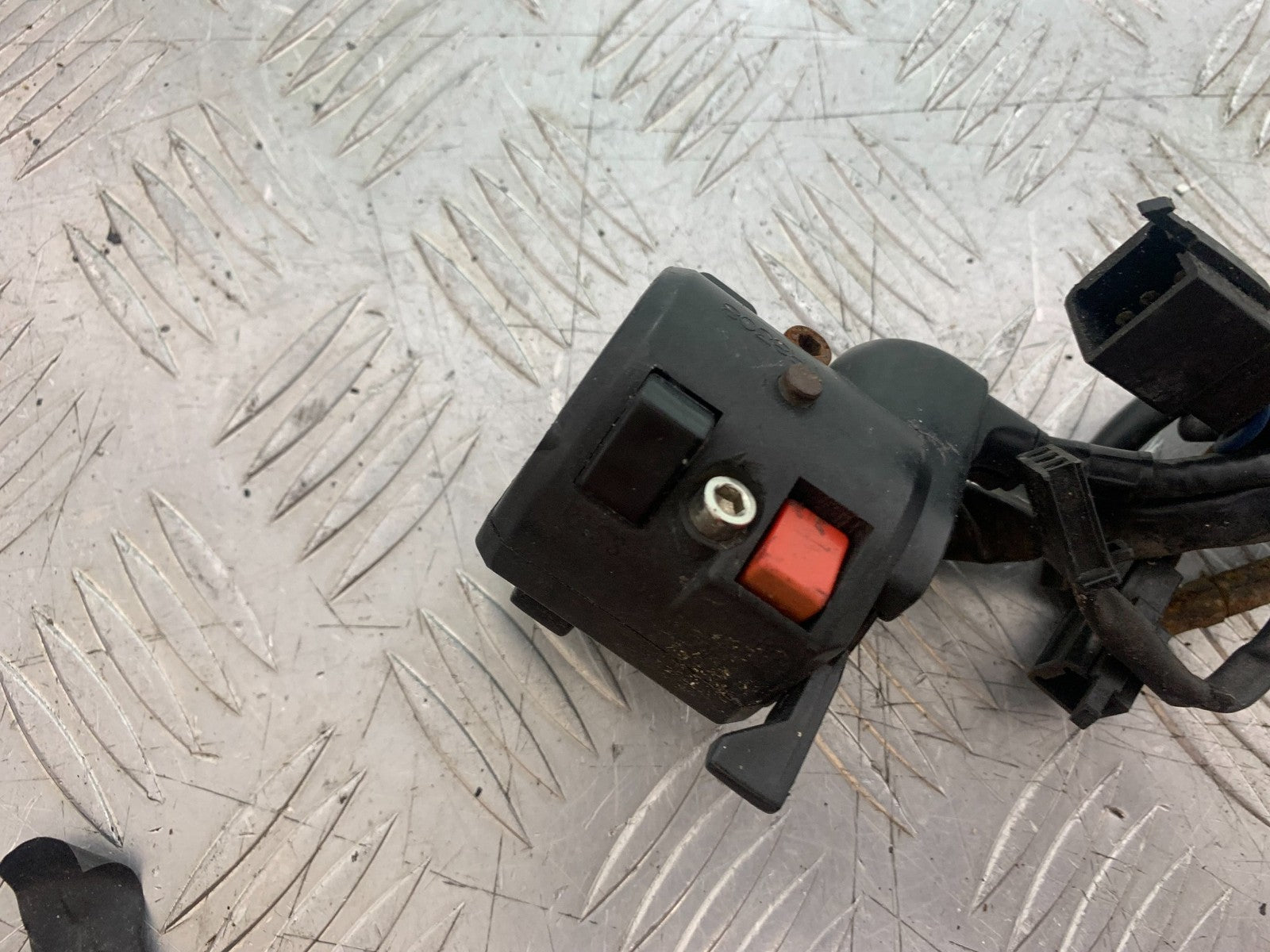 KAWASAKI GPX 750 GPX 750 LEFT SWITCH GEAR   YEAR 1990