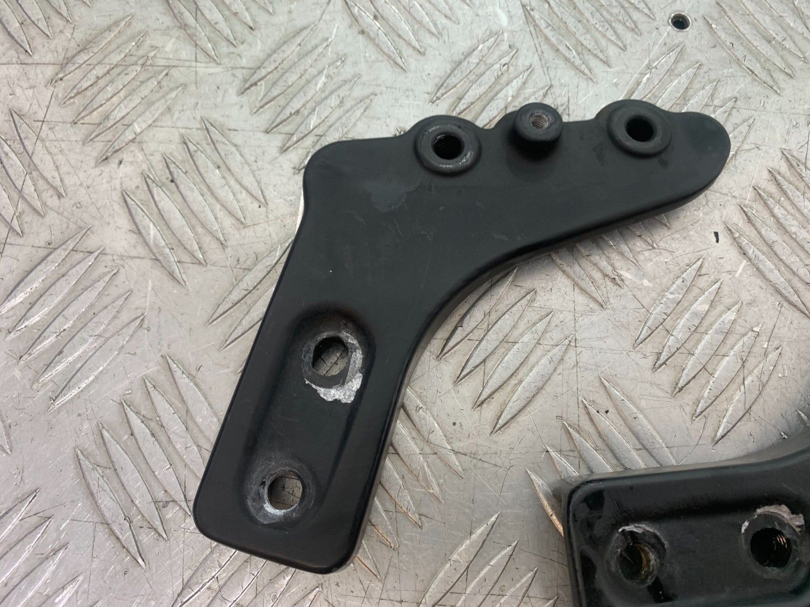 SINNIS HOODLUM 125 GRAB RAIL BRACKETS  YEAR 2021-2025 (CMB1196)