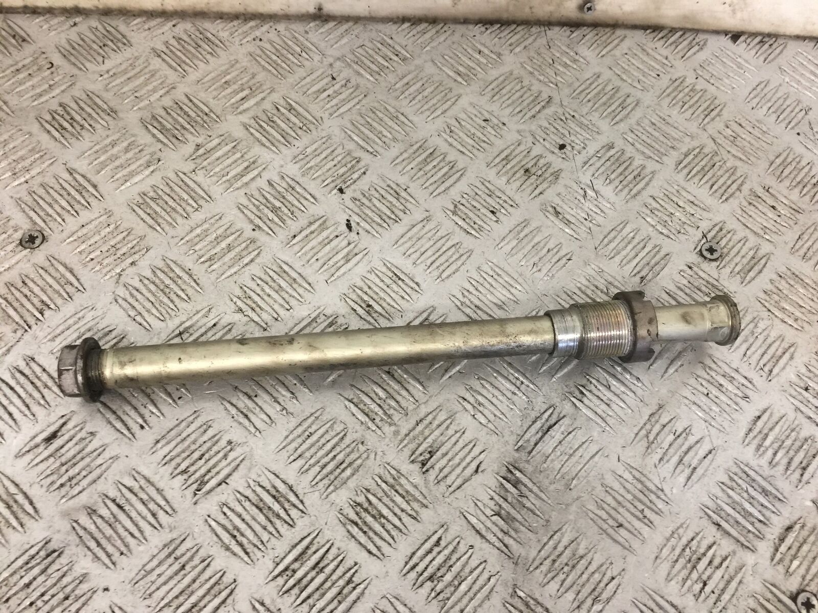 KAWASAKI ZZR1400 ZZR 1400 SWINGARM SPINDLE  YEAR 2007-11(STOCK 893)
