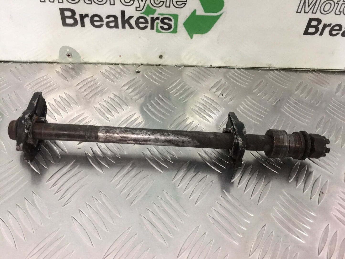 KAWASAKI ER6 N REAR WHEEL SPINDLE YEAR 2009-2011  (STOCK 928)