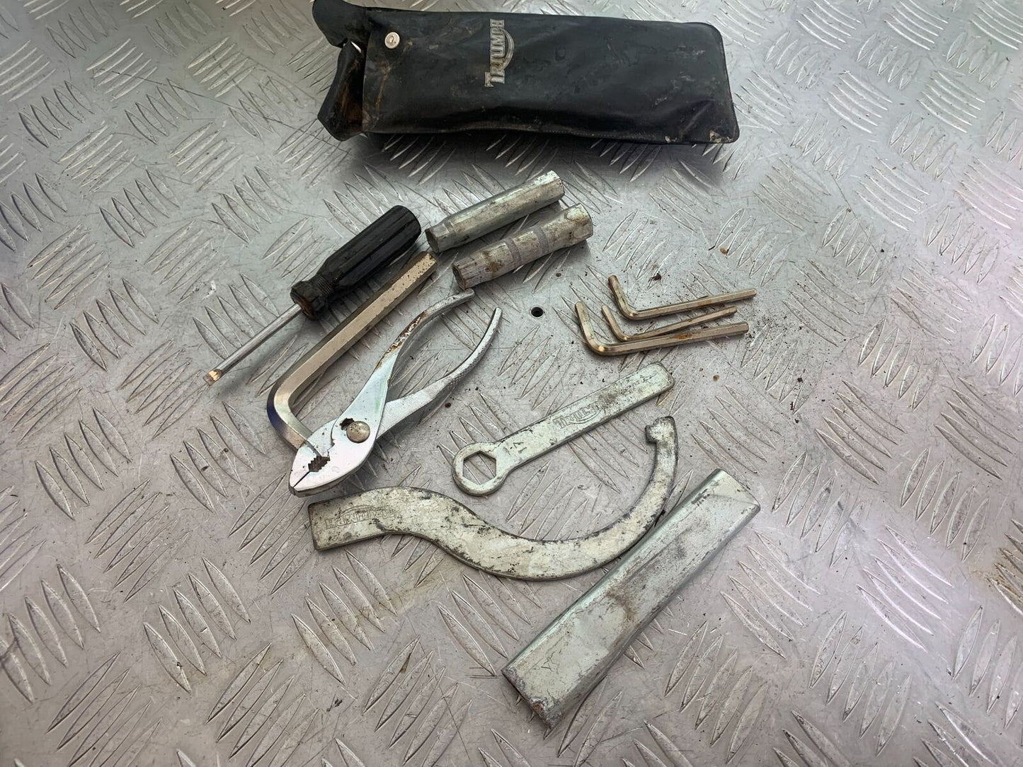 TRIUMPH 955i SPRINT ST TOOLS  YEAR 1999-2004 (CMB1124)