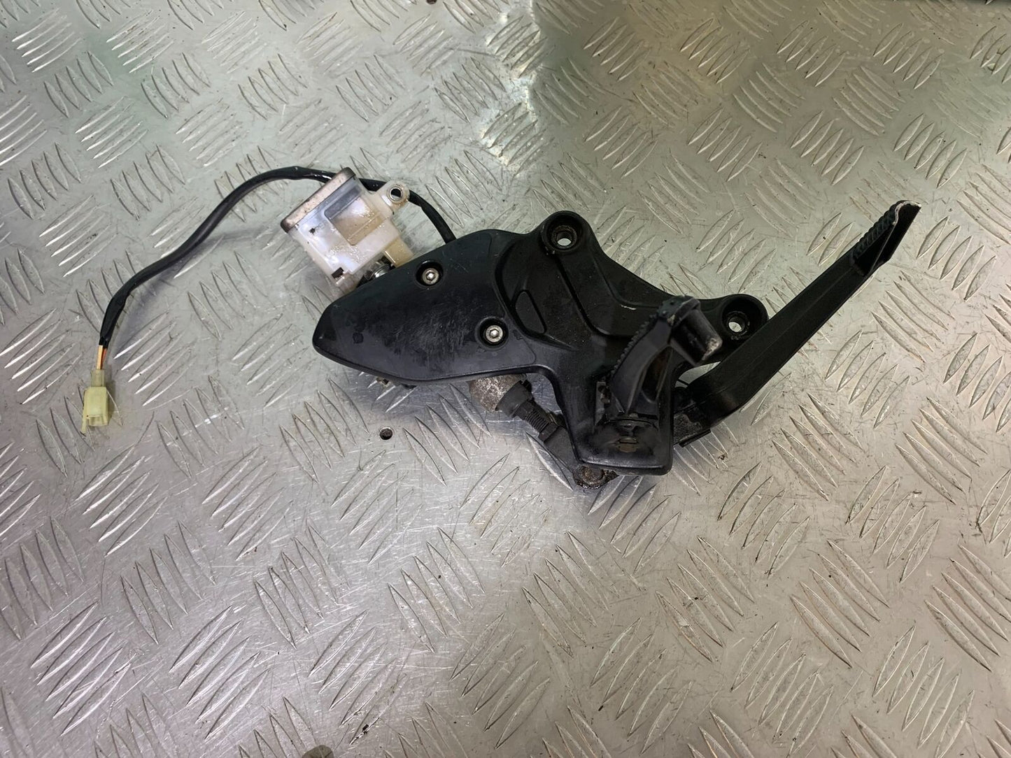 SUZUKI SV650 X SV 650 X FRONT RIGHT HANGER YEAR 2018-2022  (CMB1081)
